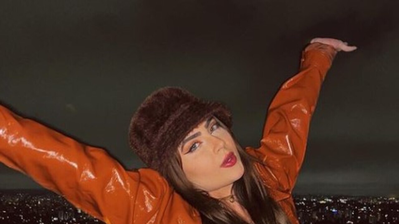 Jade Picon esbanja beleza mostrando apenas o rosto em novo clique