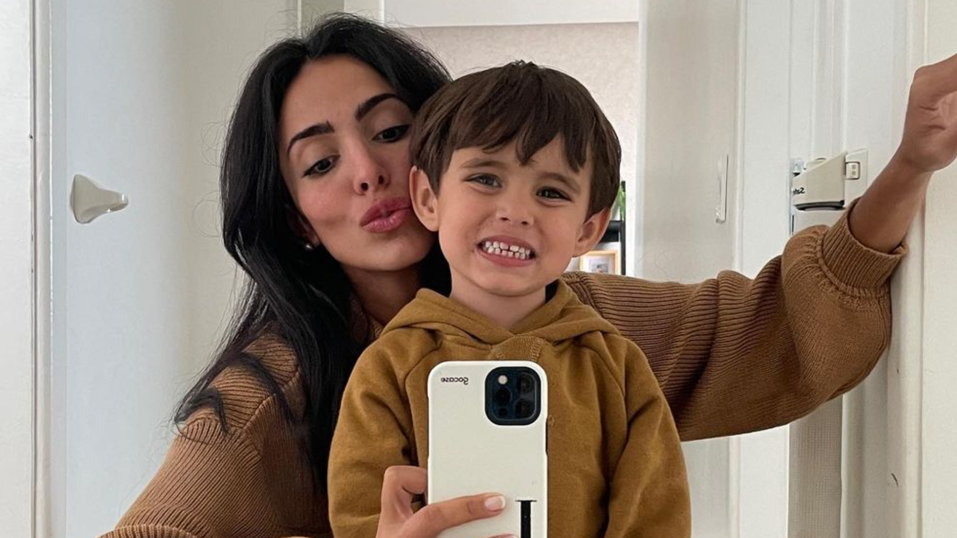 Jade Seba flagra Zion fazendo bagunça na areia e brinca: ”Procura-se a mãe da criança”