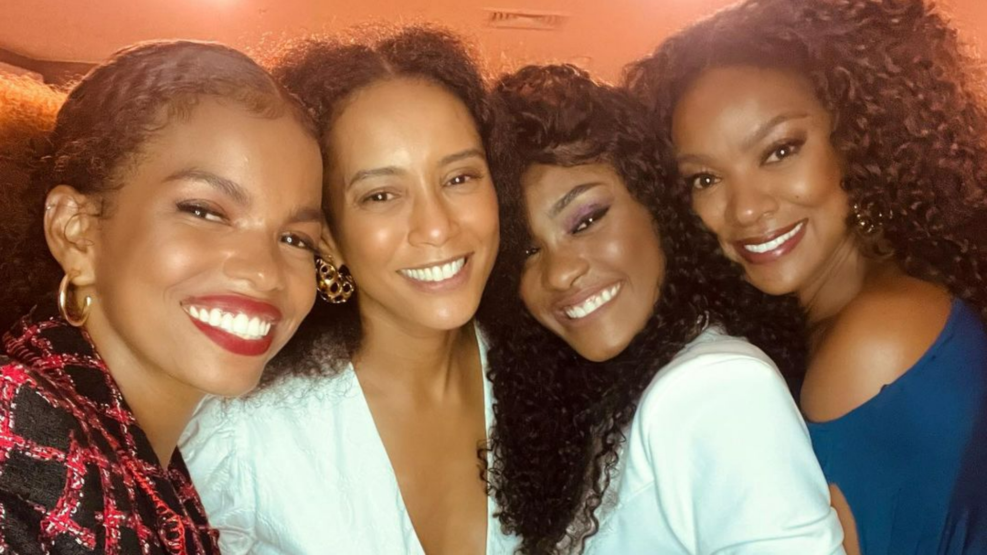 Jeniffer Nascimento, Taís Araújo, Erika Januza e Cris Vianna agitam a web ao surgirem juntas: ”Foto tá pesada demais!”
