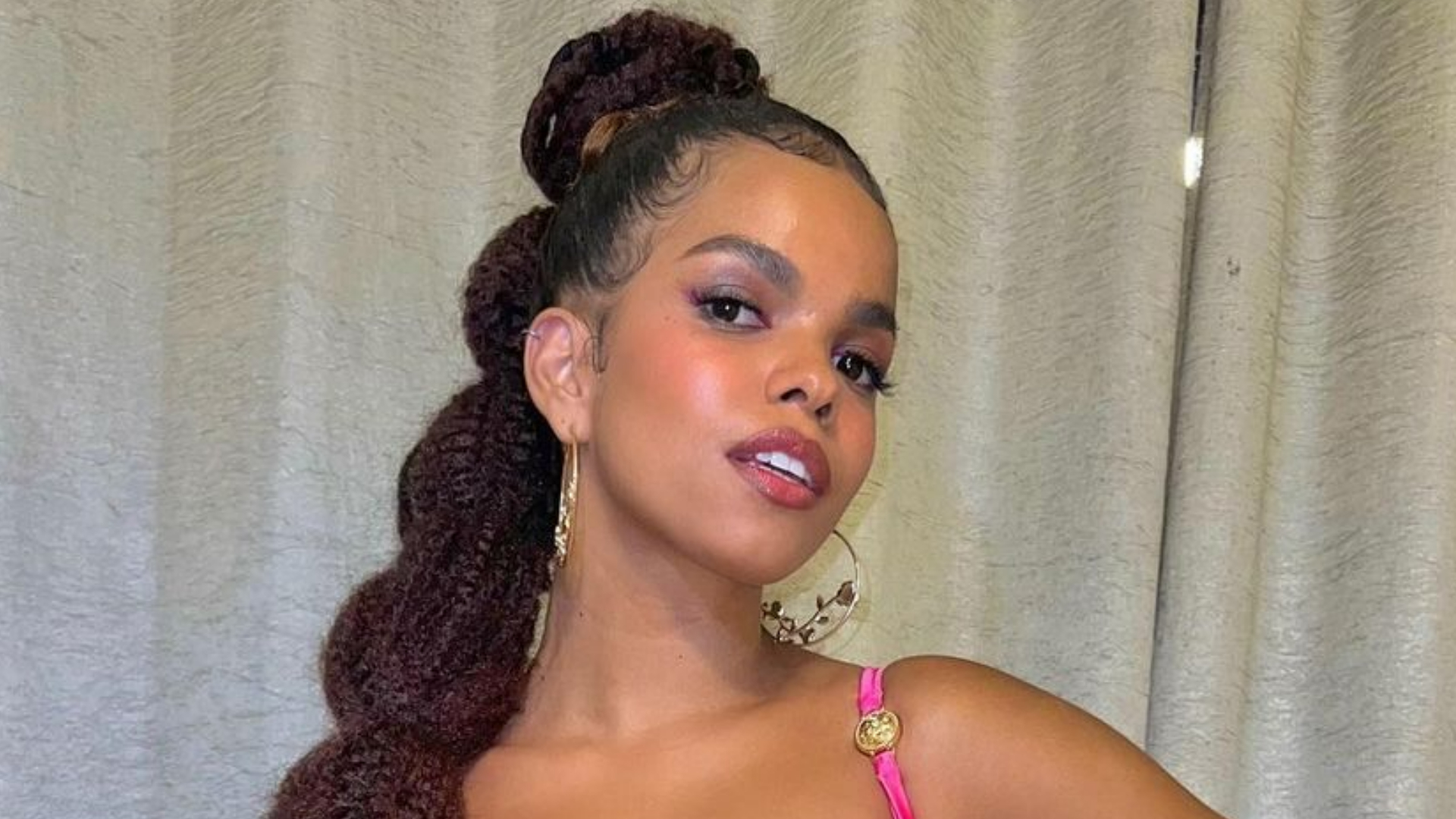 Jeniffer Nascimento aposta em biquíni mínimo para curtir dia na praia: ”Musa”