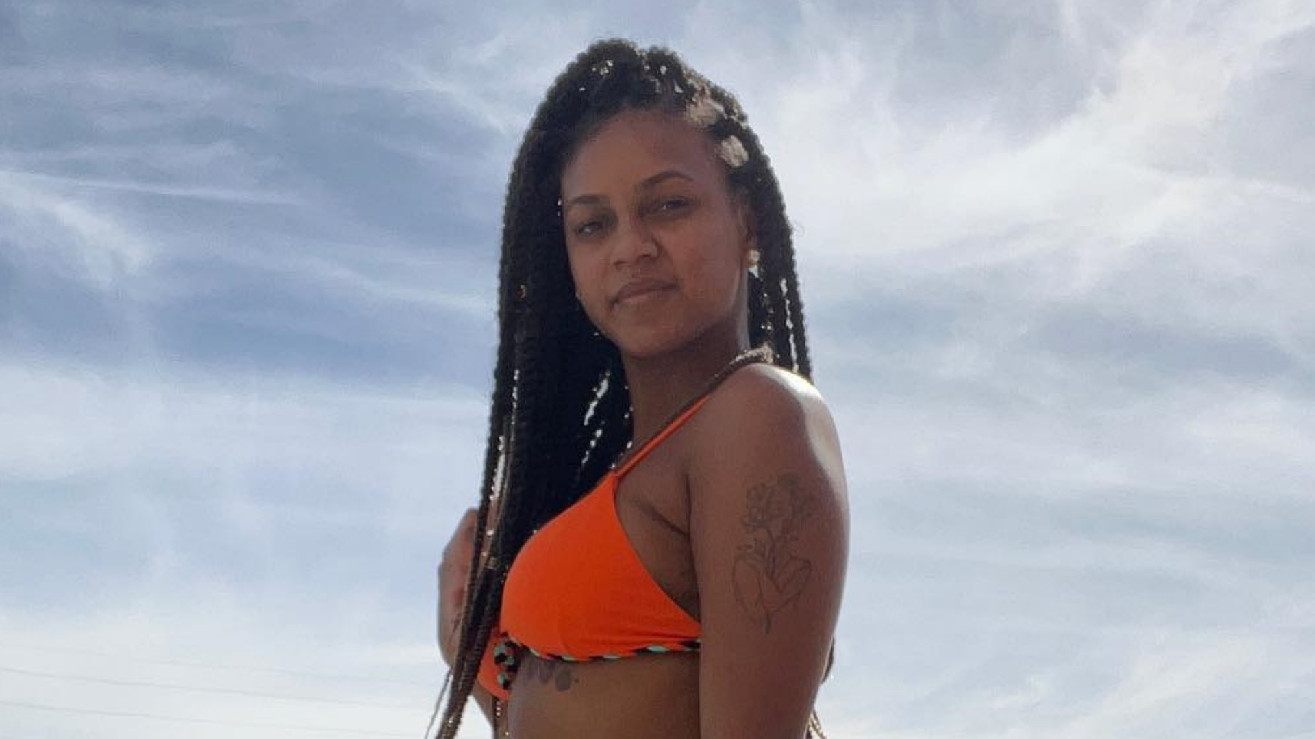 Com biquíni laranja, ex-BBB Jessilane Alves exibe corpaço na beira da piscina