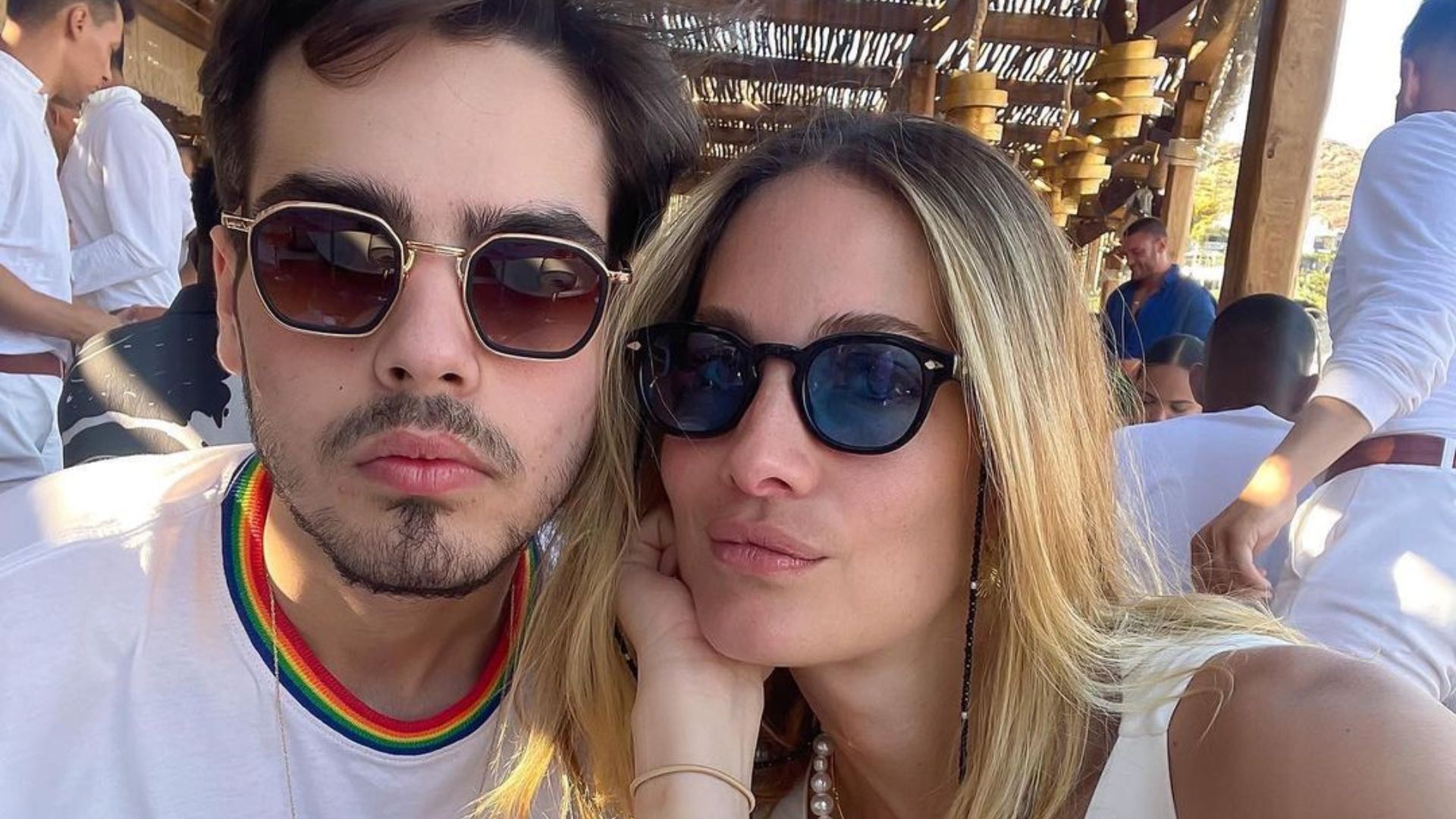 João Guilherme Silva e a namorada, Schynaider Moura, trocam beijos na Grécia