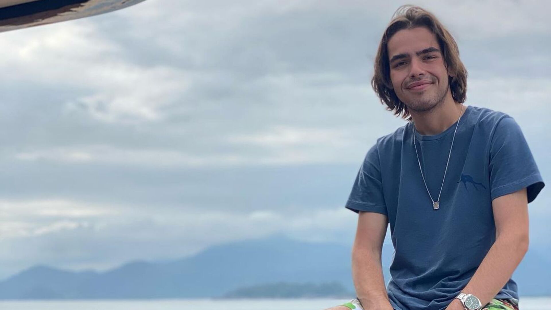 Com a namorada, filho de Faustão surge em clima de romance em Ibiza