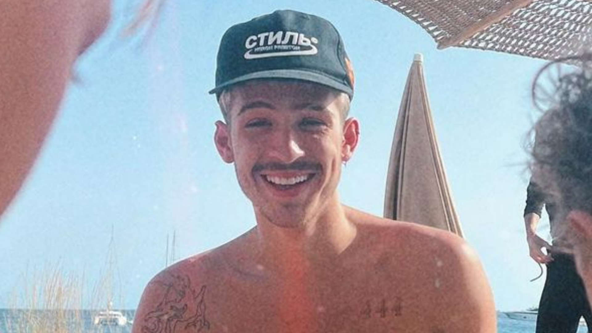 João Guilherme se diverte na praia na companhia dos filhos de Carol Dantas