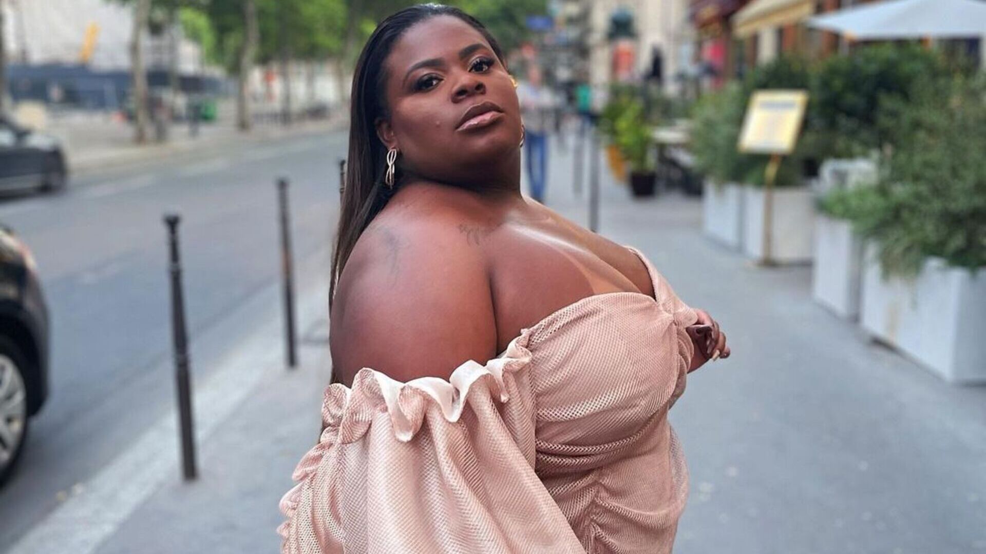 Em Paris, Jojo Todynho aposta em look luxuoso e divide opiniões: ”Vestiu uma cortina”