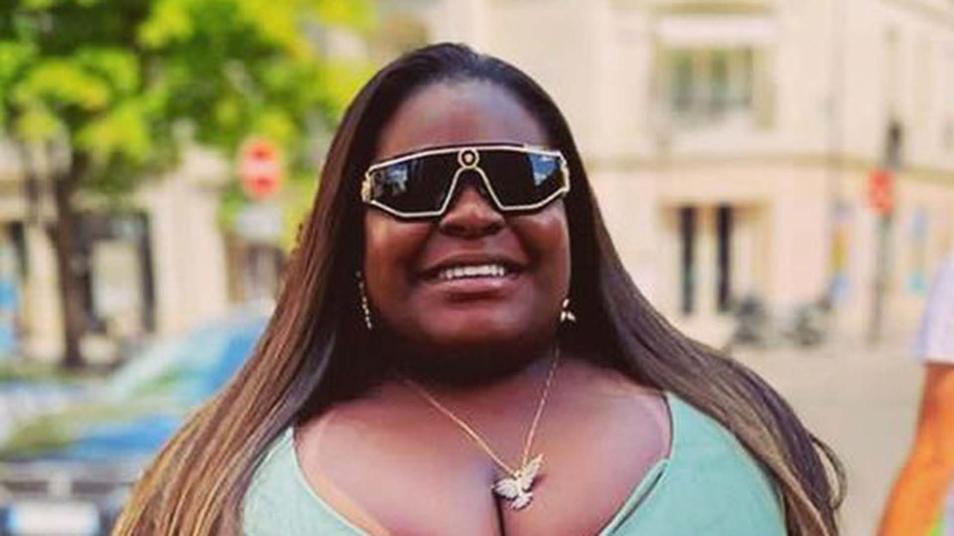 Jojo Todynho usa look com a barriga de fora em Paris