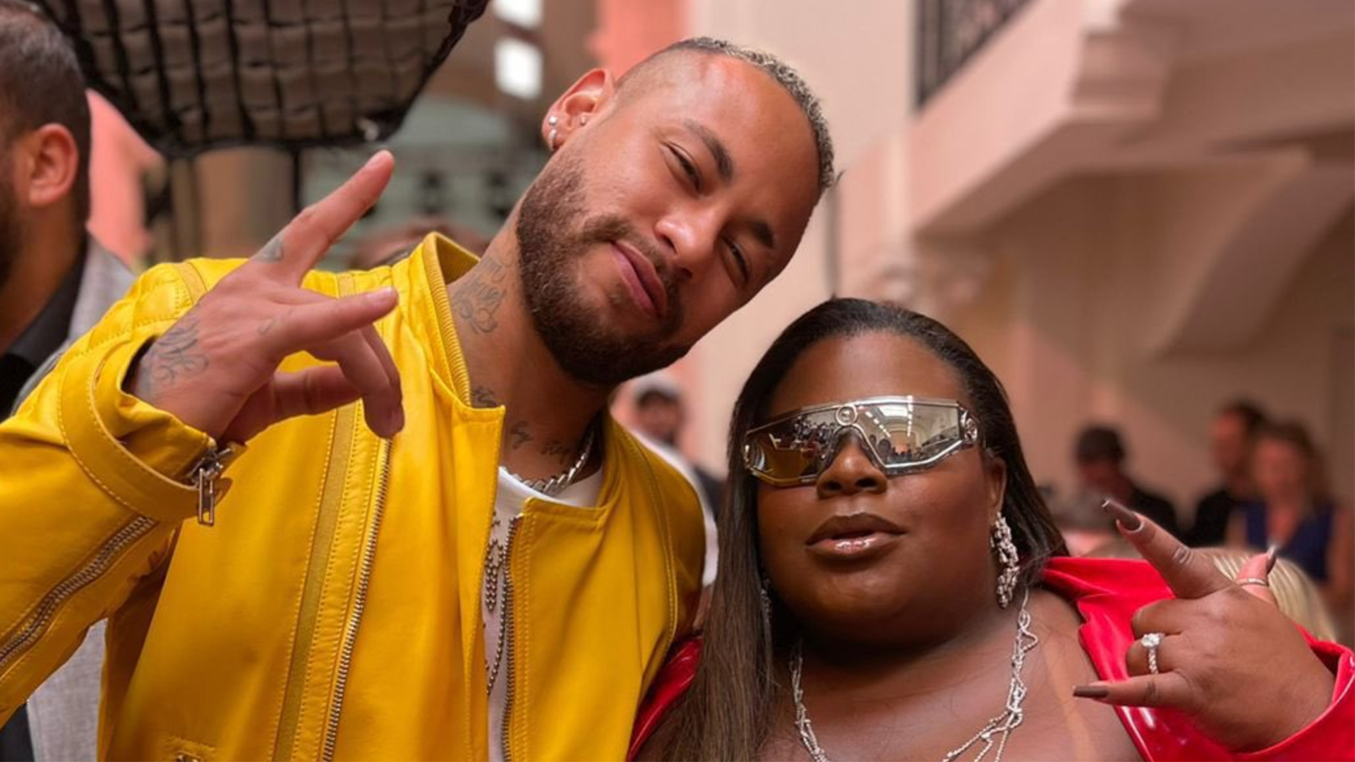 De look vermelho poderoso, Jojo Todynho tieta Neymar e mais famosos em Paris