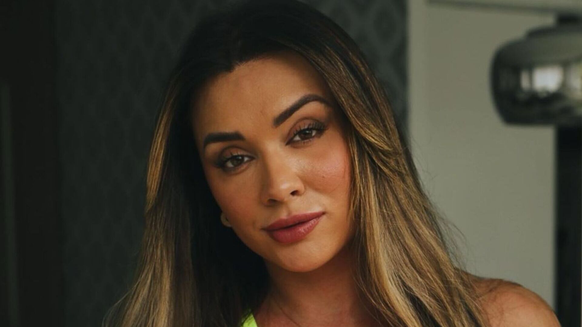 Moreníssima, Juju Salimeni esbanja beleza com seu novo visual