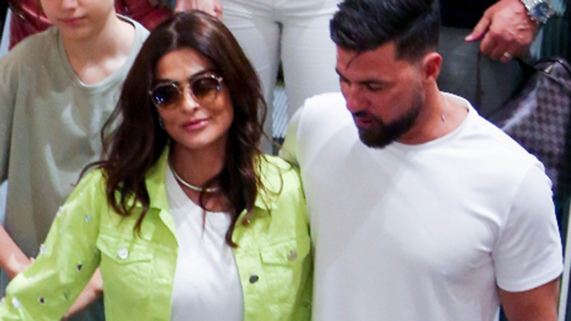 Juliana Paes curte passeio no shopping com o marido e os dois filhos