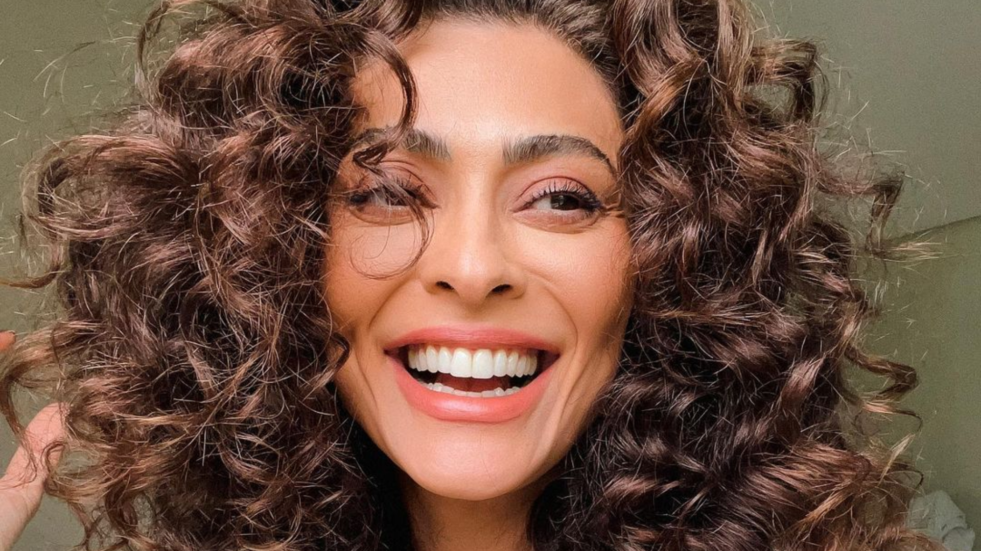 Juliana Paes surge belíssima com look decotado e soltinho