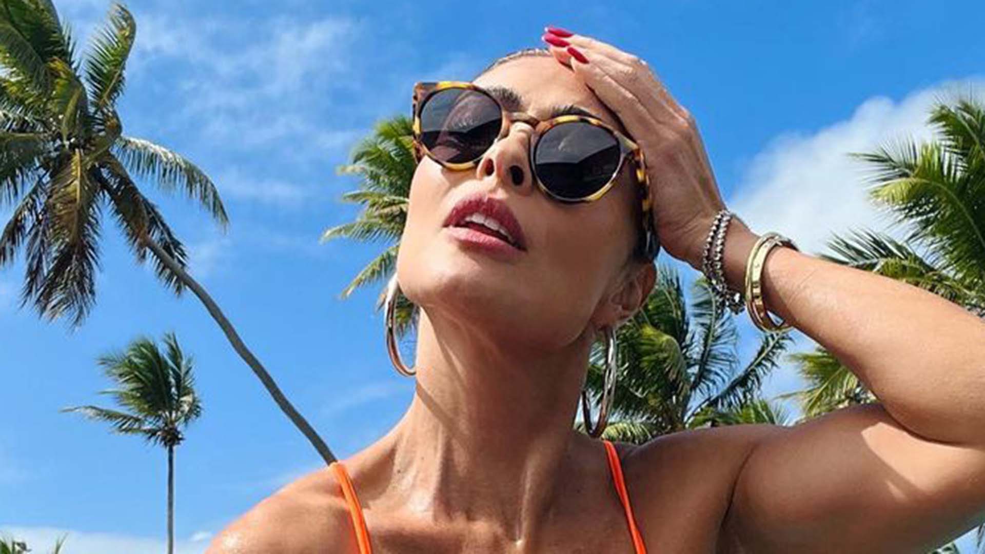 De biquíni fio-dental, Juliana Paes arrasa em fotos de ‘frente e verso’