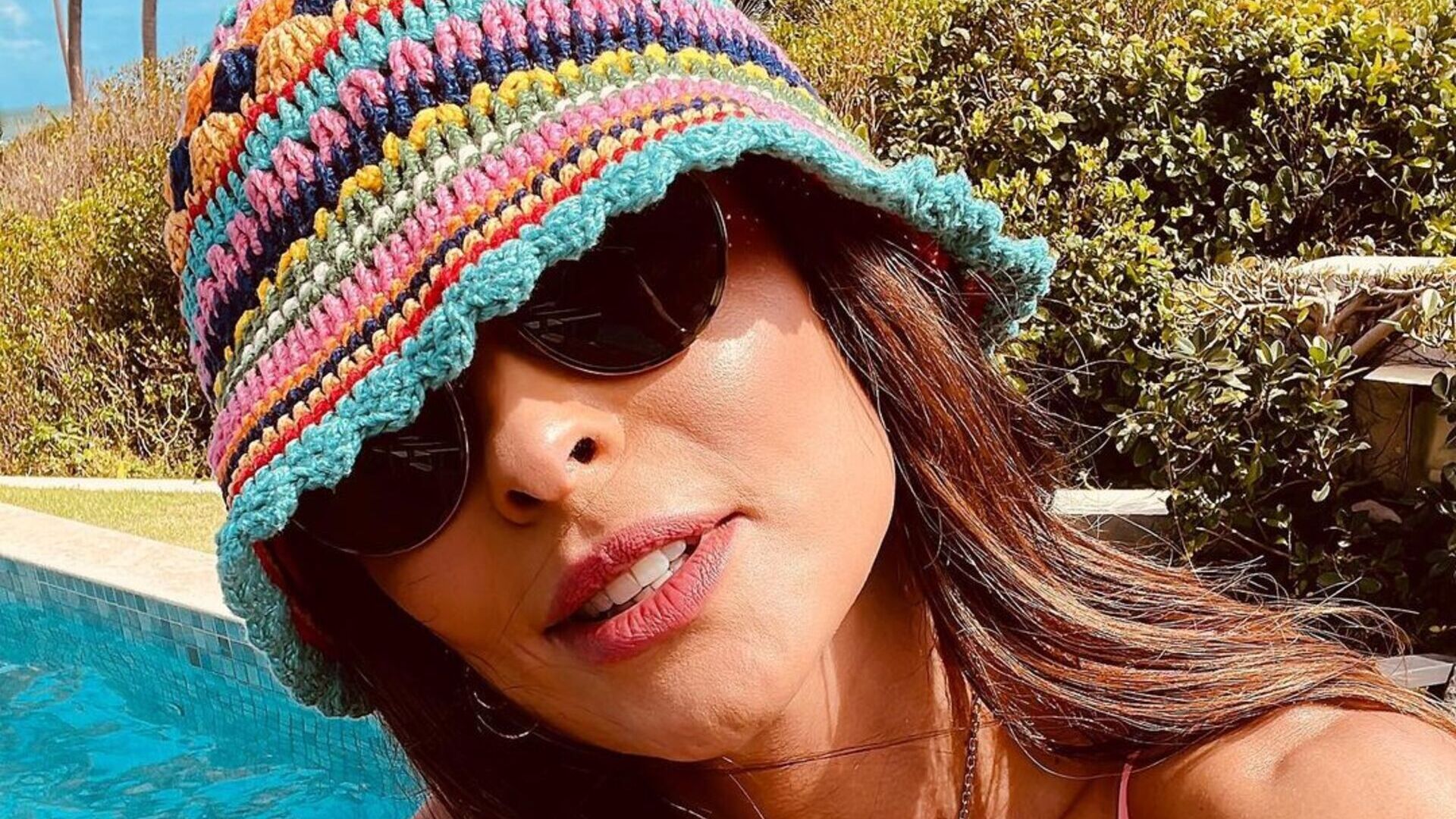 De biquíni fio-dental, Juliana Paes exibe corpaço ao fazer alongamento desafiador