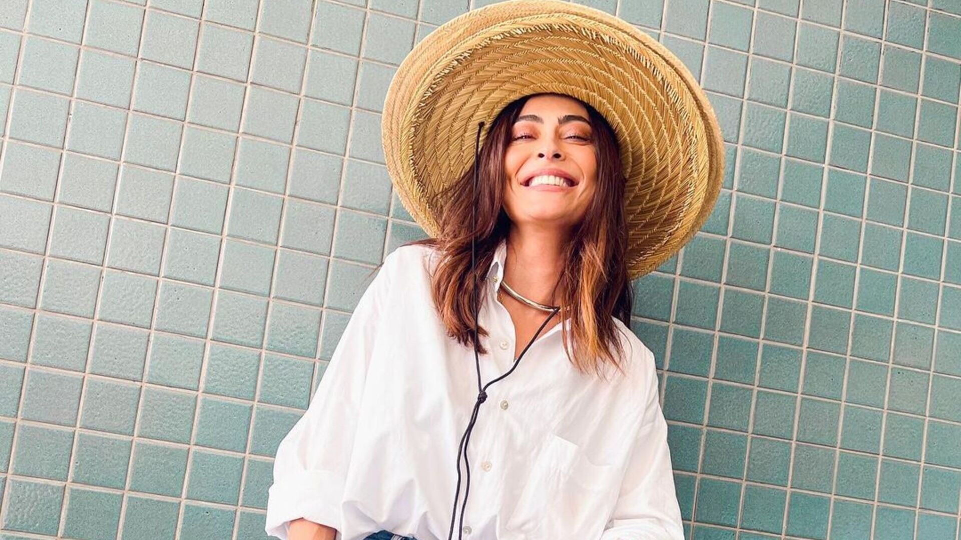 Na Bahia, Juliana Paes flagra o marido esbanjando corpaço na piscina