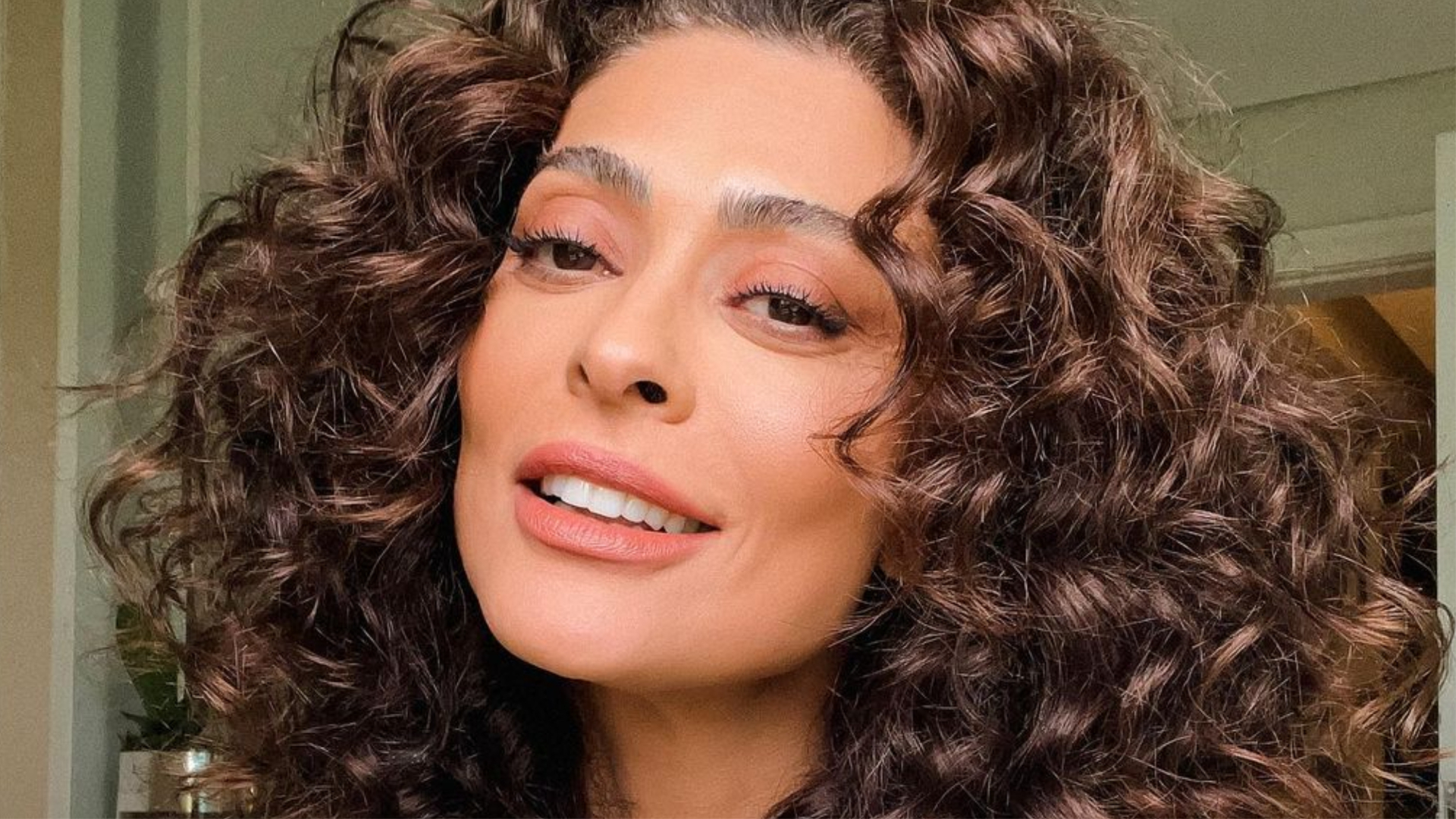 Juliana Paes diverte web ao mostrar desafio dentro de bolha: ”Acho que fiz xixi na calça”