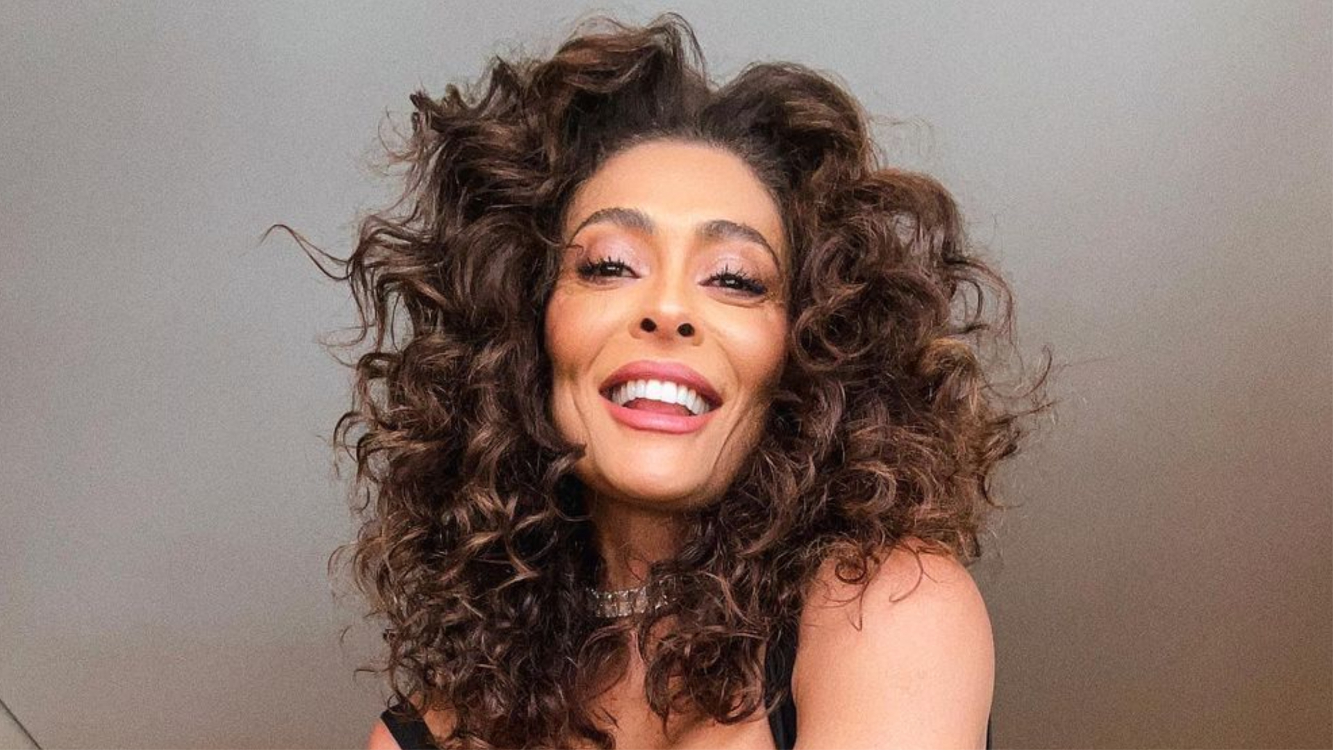 Juliana Paes surge fazendo bolo para aniversário do filho e brinca: ”Maria da Paz veio com tudo”