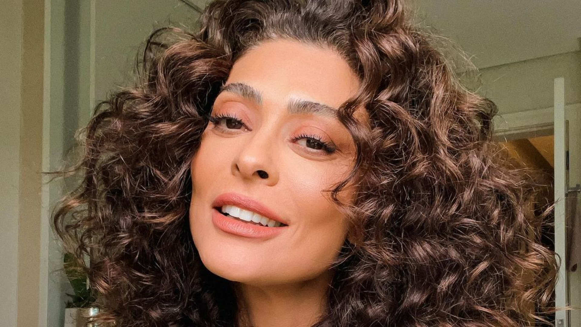 De biquíni, Juliana Paes aposta em camiseta com homenagem para Pantanal: ”Girl from Rio Bonito!”