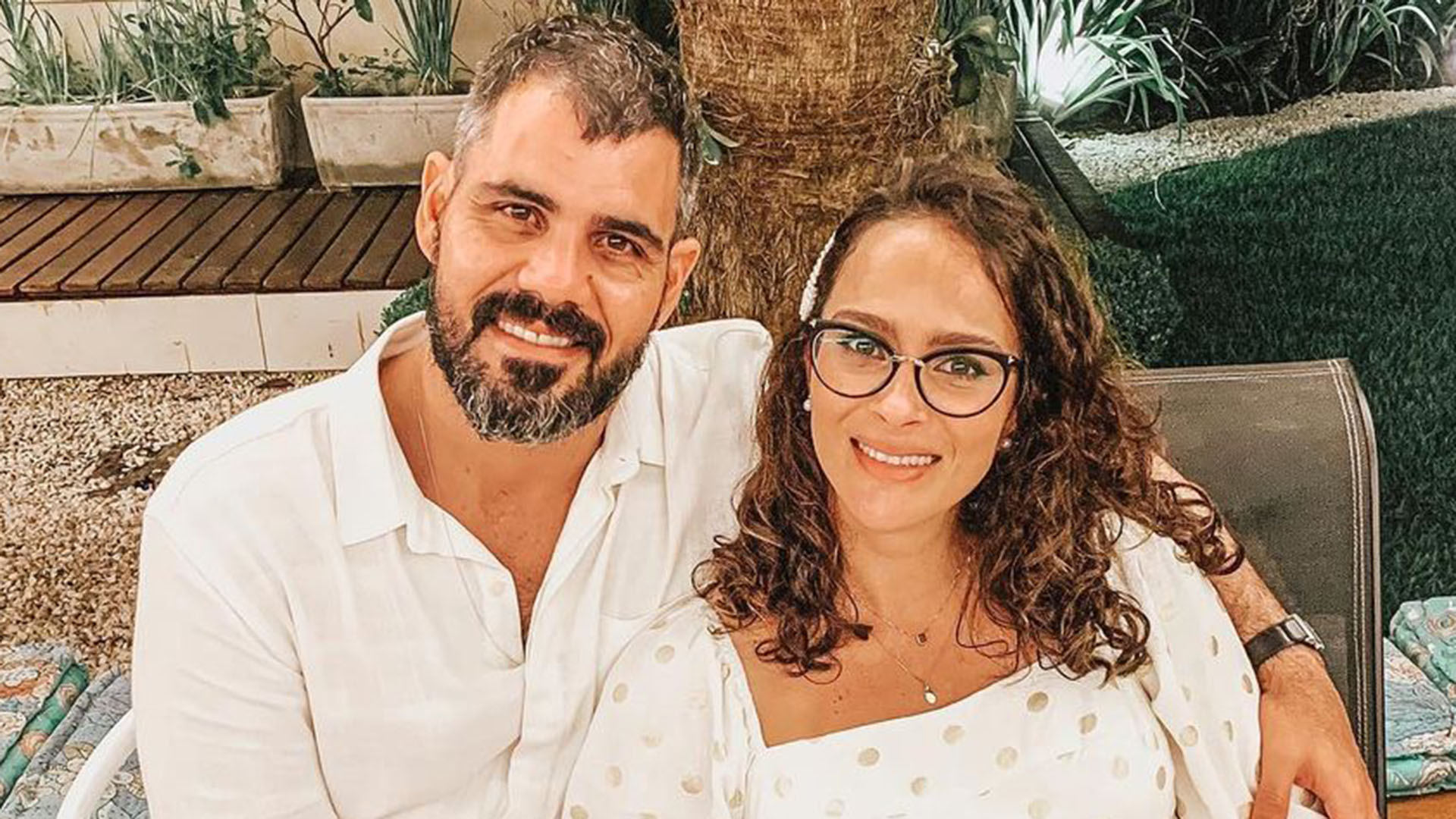 Esposa de Juliano Cazarré mostra novas fotos da filha no hospital
