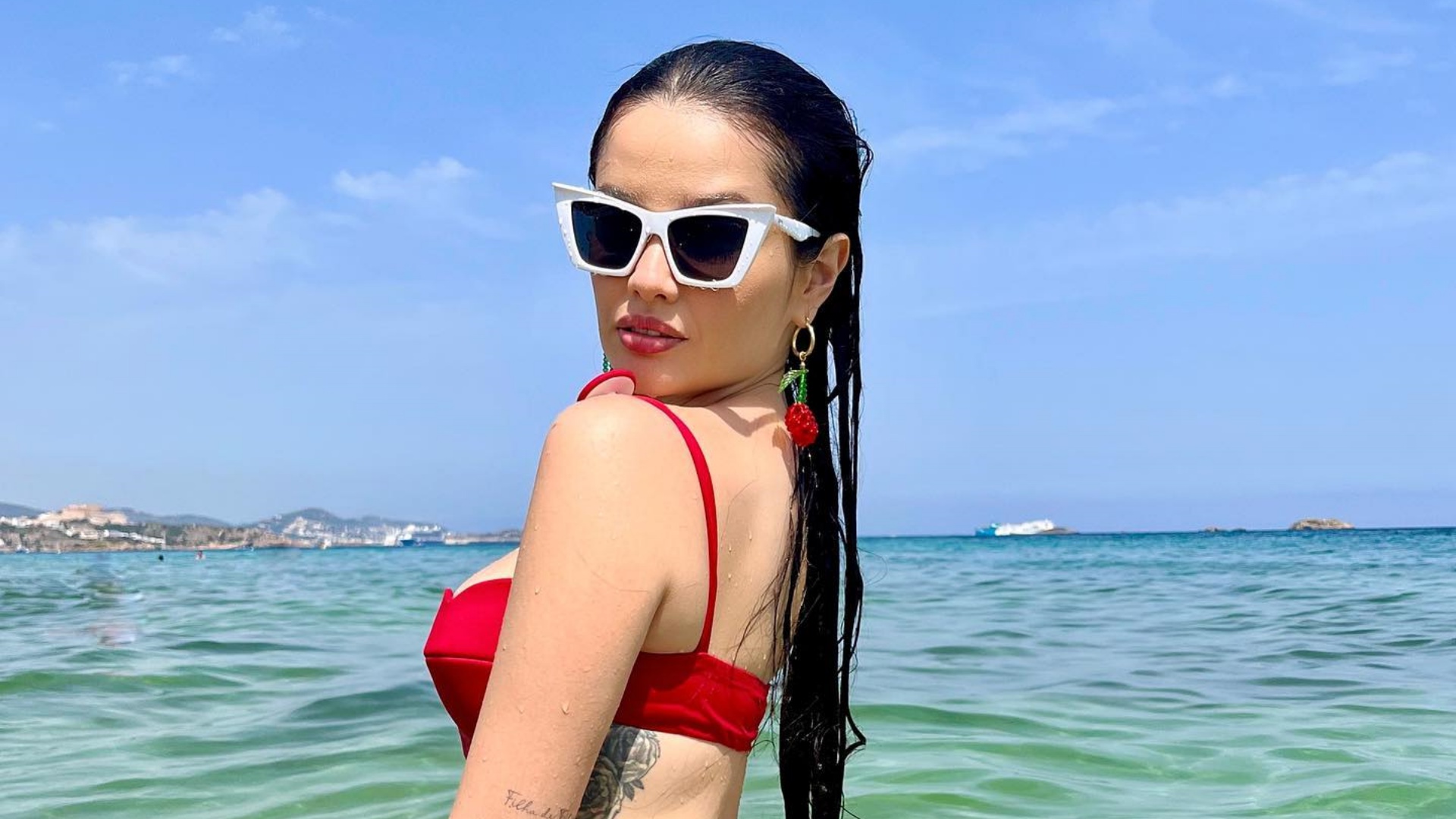 Ex-BBB Juliette atrai olhares ao usar biquíni cavadíssimo