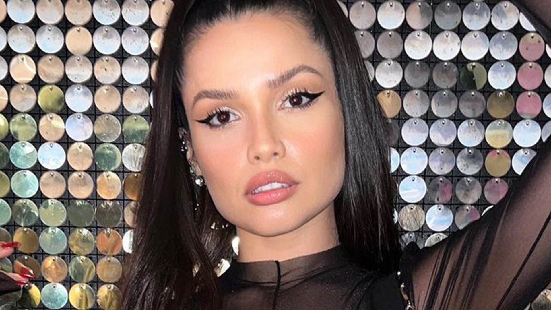 Ex-BBB Juliette abusa da transparência em look para curtir noitada