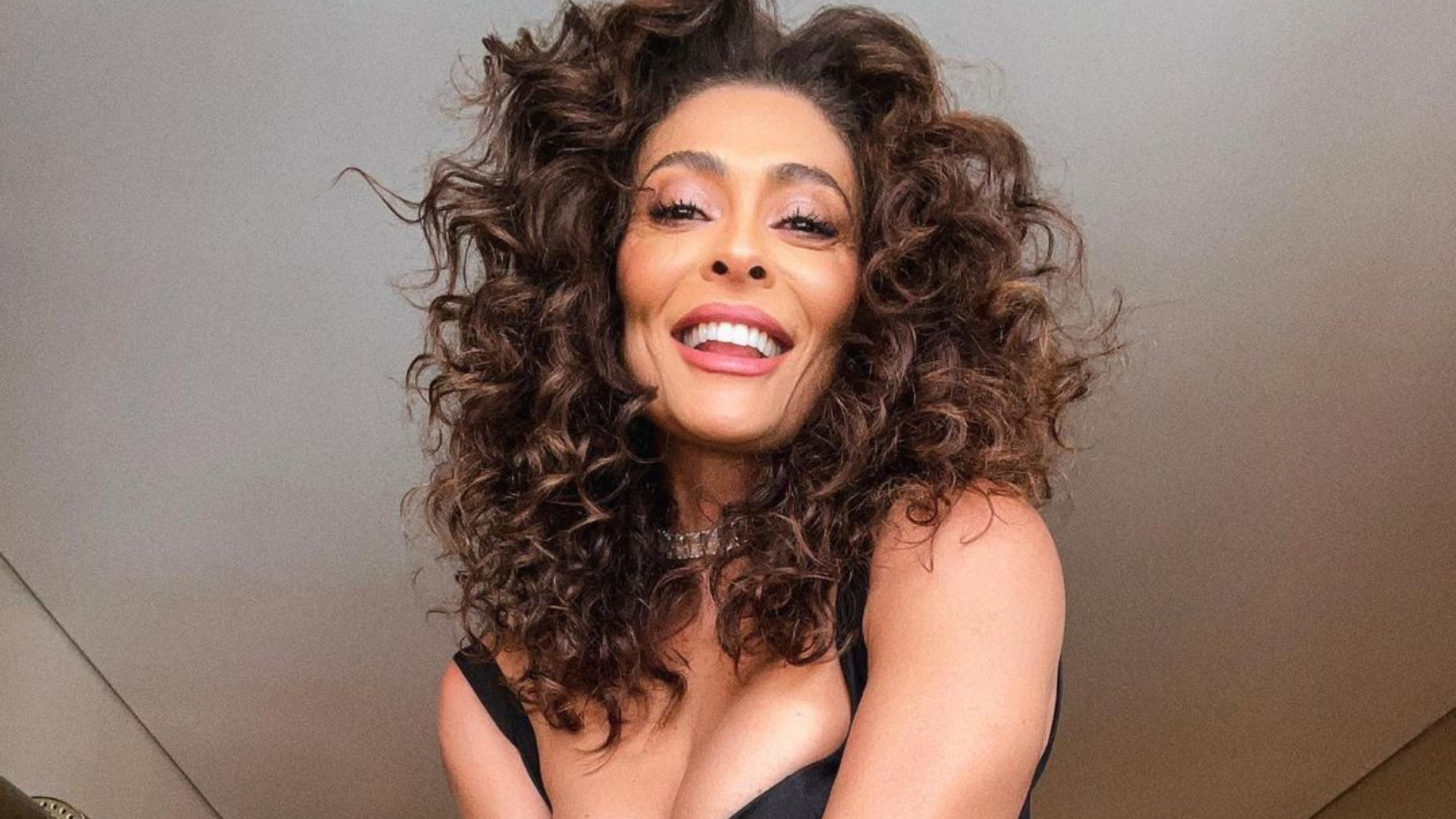 Aos 43 anos, Juliana Paes esbanja boa forma ao usar biquíni de bolinhas