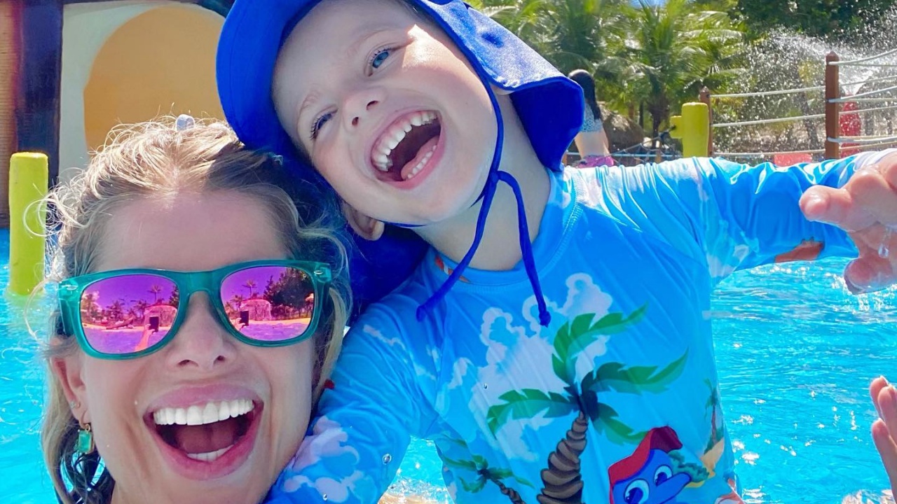 Karina Bacchi divide cliques de sua viagem com o filho, Enrico: “Por mais dias felizes”