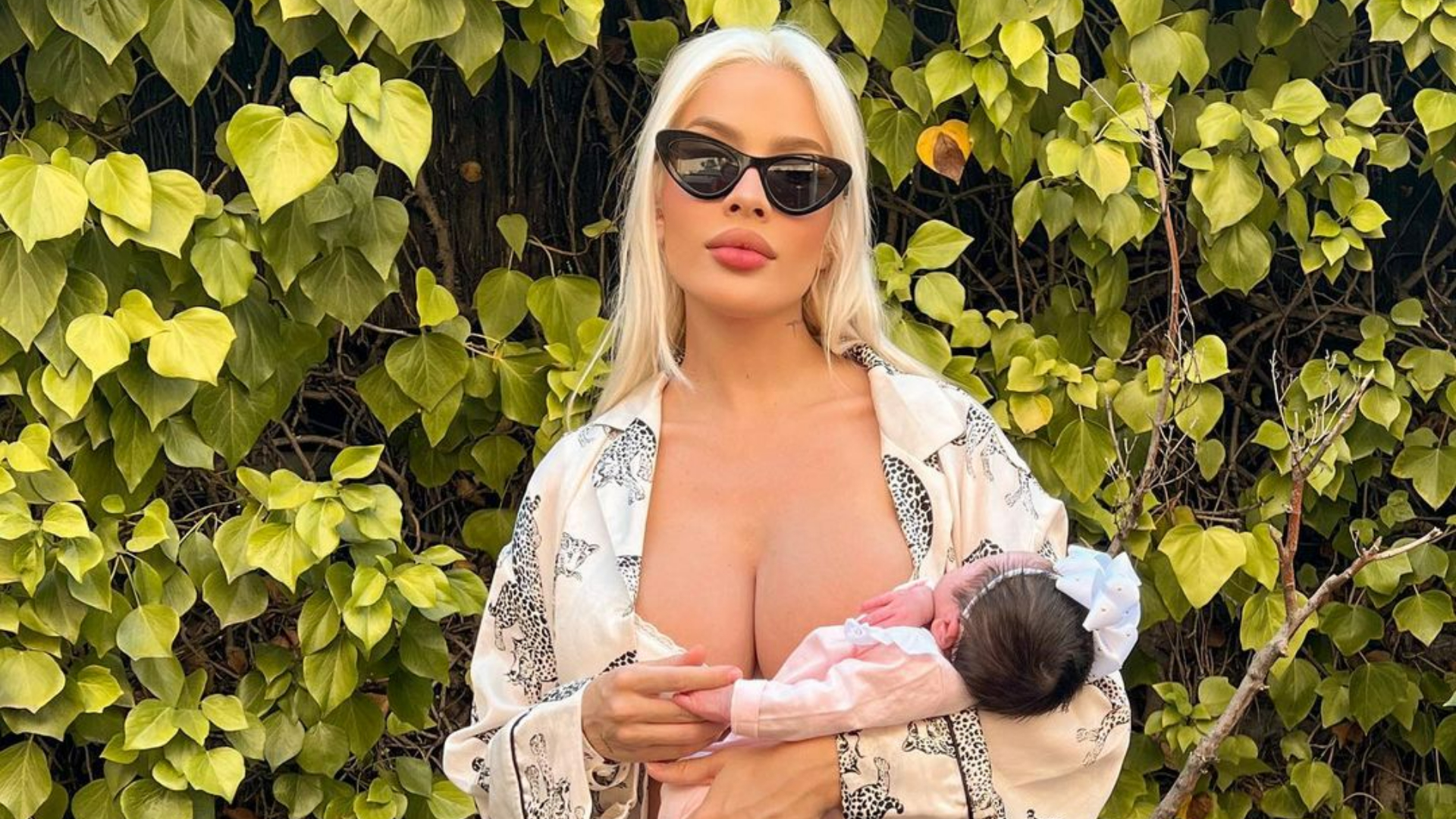 Karoline Lima deixa maternidade com a filha, Cecília: ”Bora pra casa!”