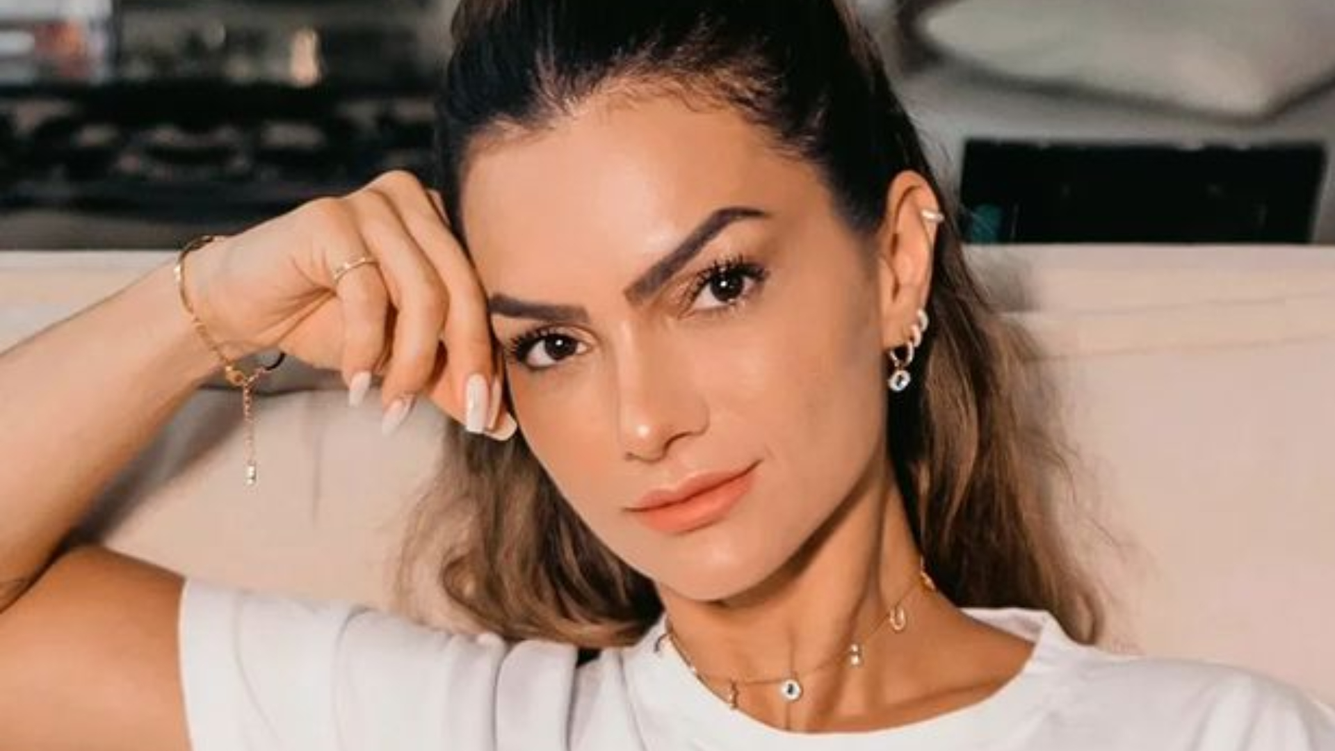 Kelly Key ostenta corpão cheio de curvas ao aproveitar dia de piscina com o marido