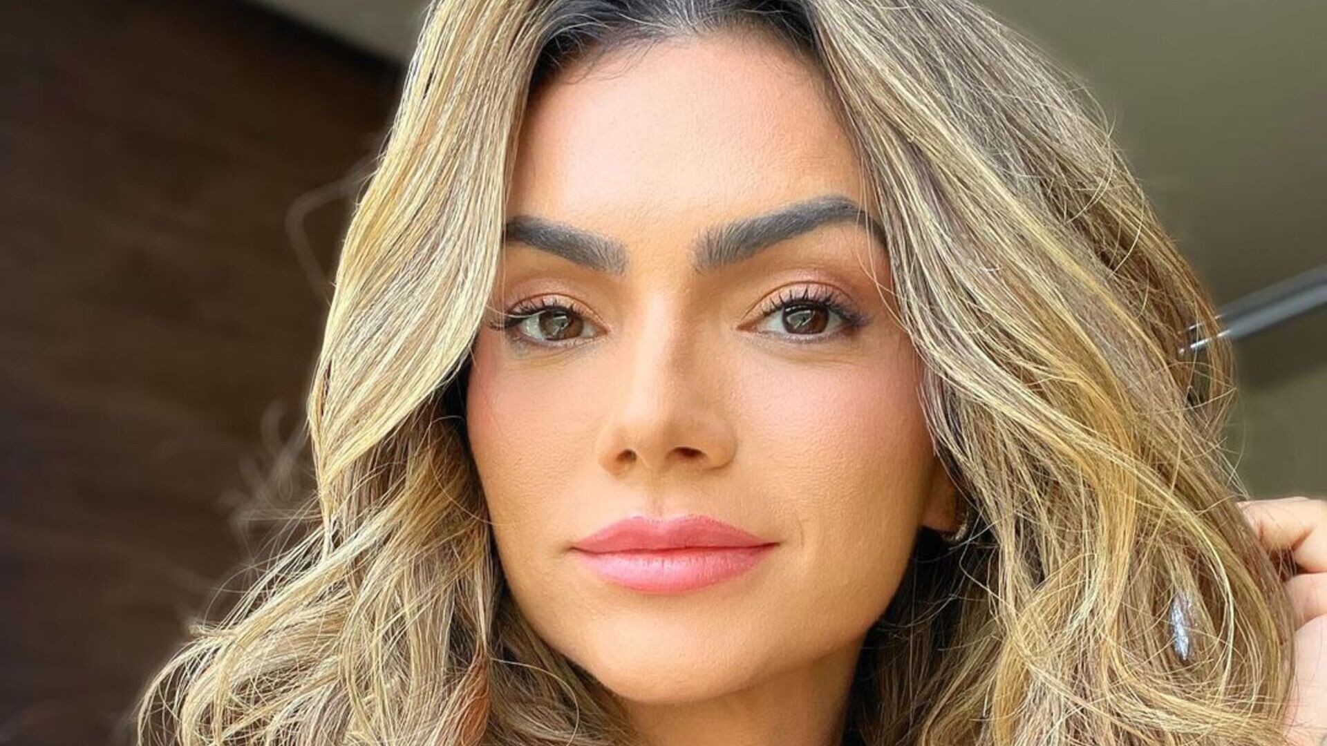 Kelly Key tira a calça e exibe corpaço absurdo em biquíni cavado