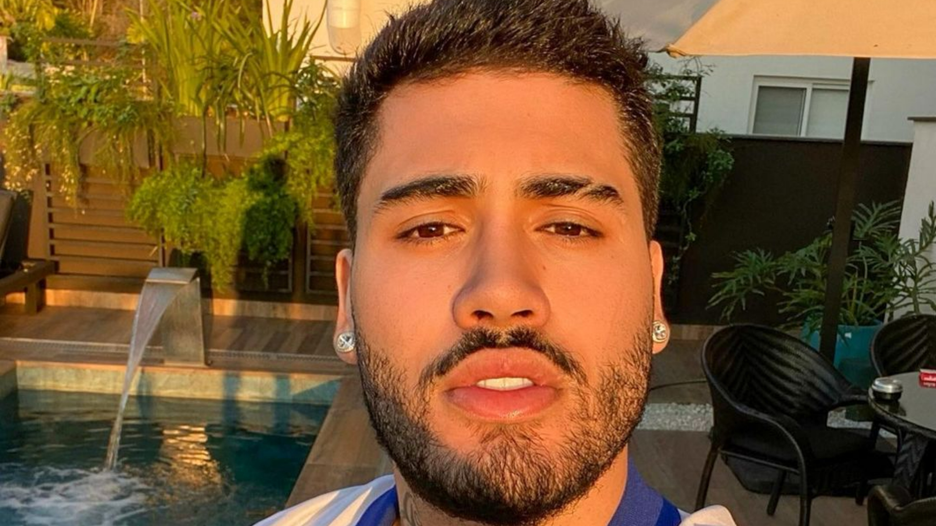 Após romper o tendão de Aquiles, Kevinho promete cumprir agenda de shows: ”2 meses usando bota e muleta”