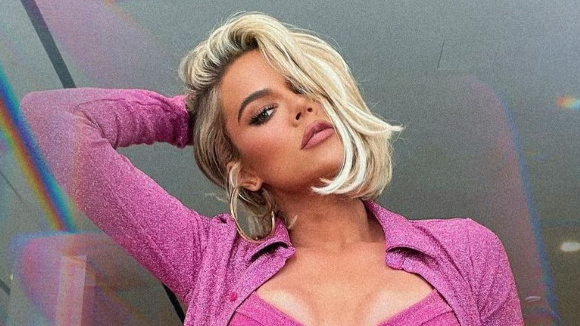 Khloé Kardashian ostenta corpaço definido durante passeio de barco