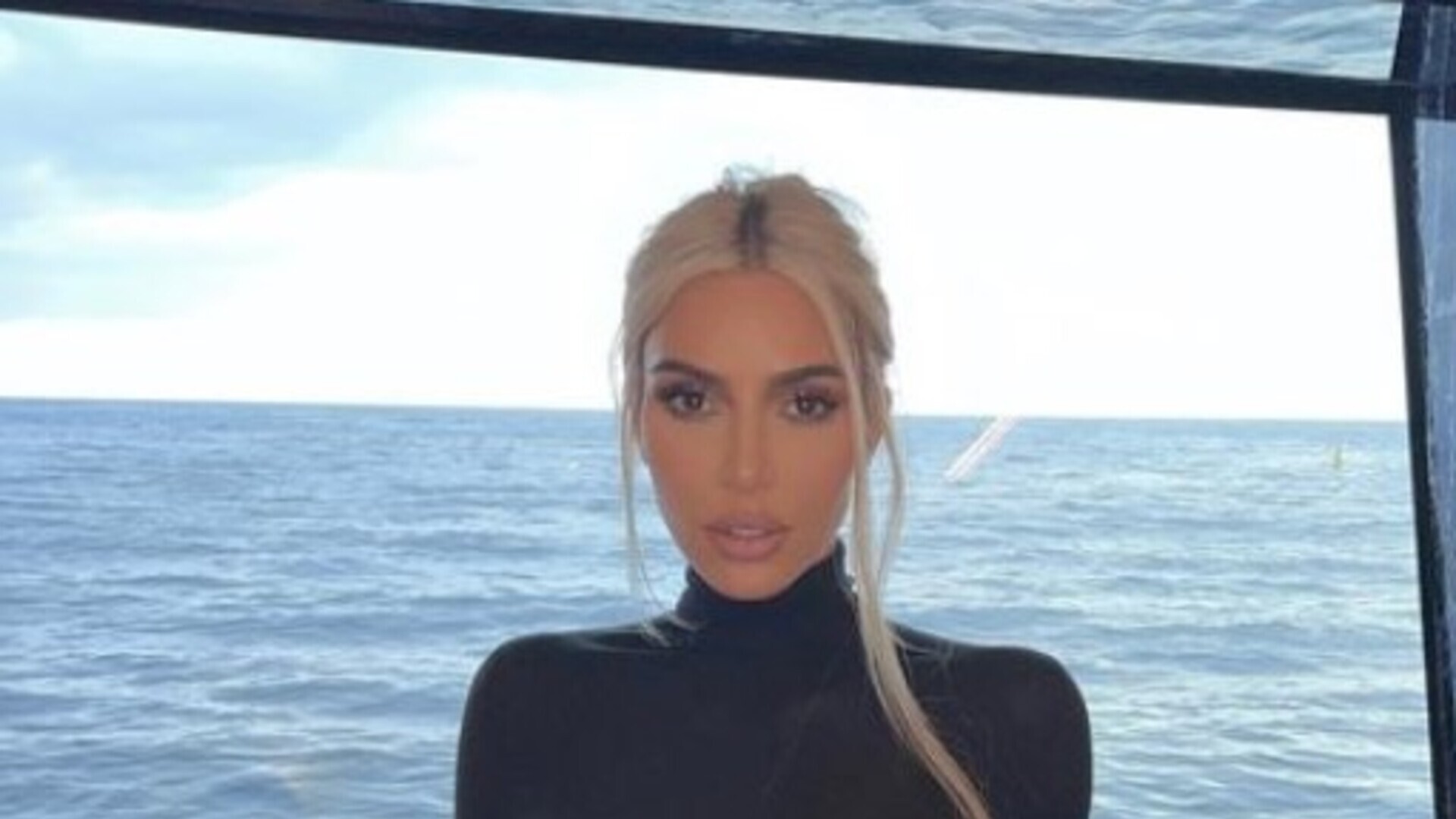 Kim Kardashian e sua filha North esbanjam beleza em looks coloridos na semana de moda de Paris