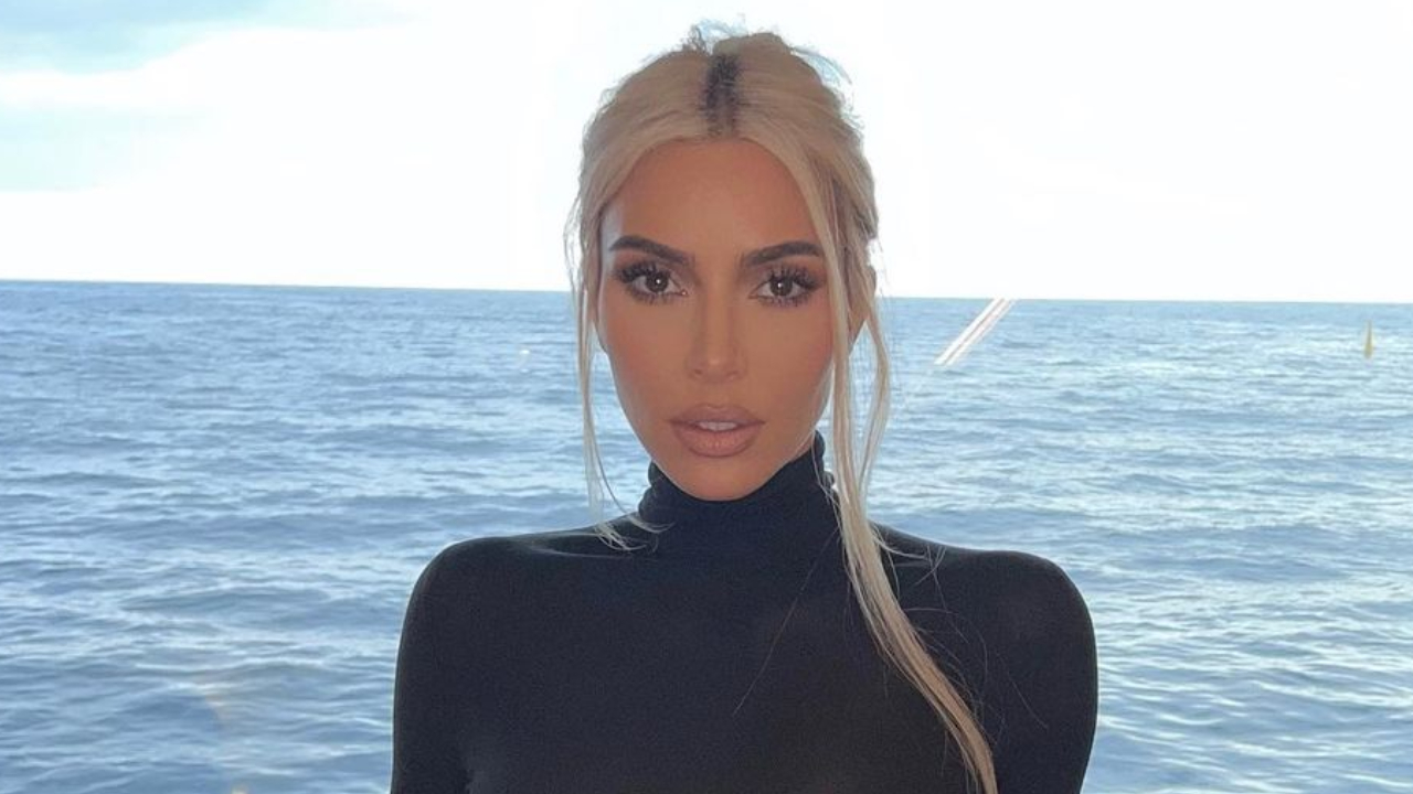 Kim Kardashian se transforma em Barbie dos anos 70 para campanha