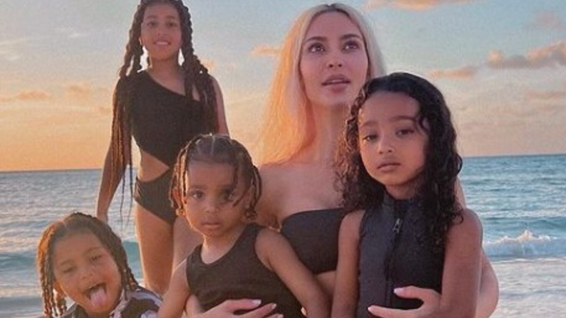 Kim Kardashian compartilha cliques se divertindo com seus filhos na hora de dormir