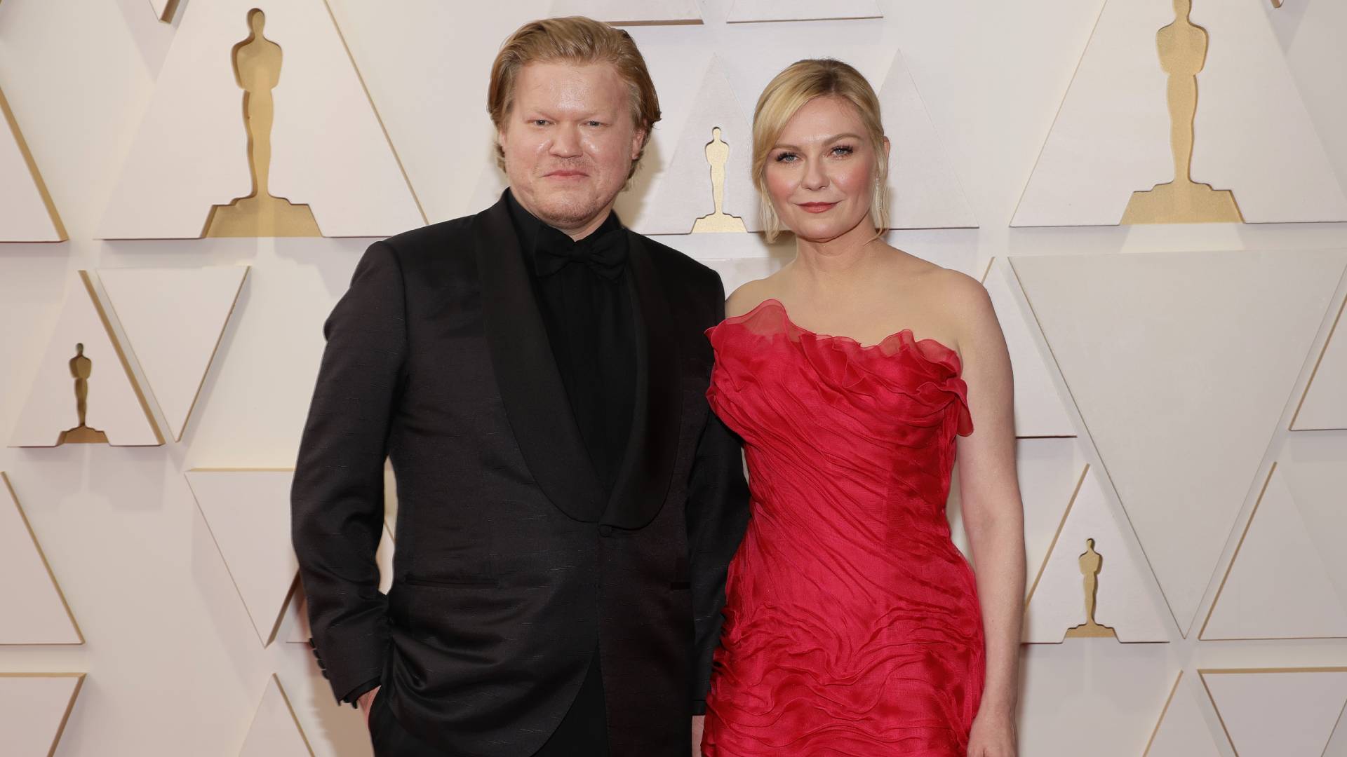 Após seis anos de namoro, Kirsten Dunst e o ator Jesse Plemons se casam