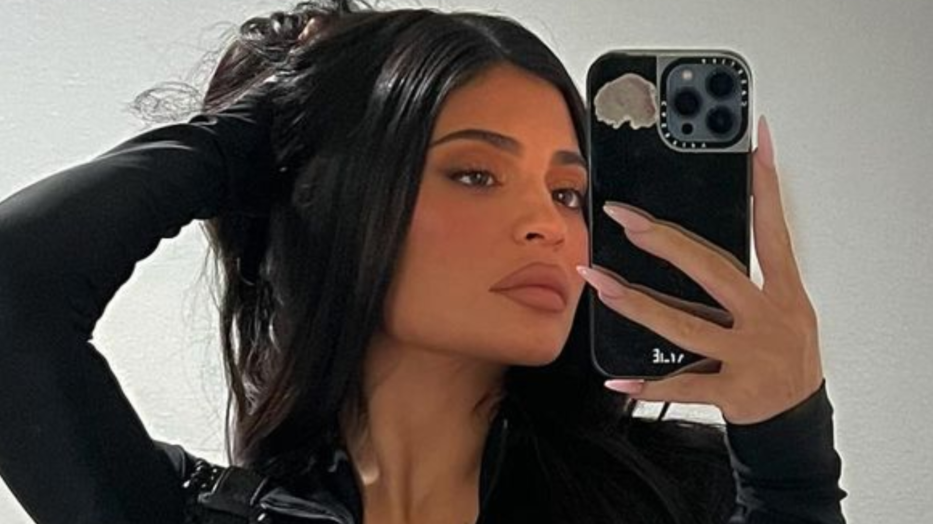 Kylie Jenner faz ensaio sensual na cama sem sutiã e leva fãs à loucura: ”Obra de arte”