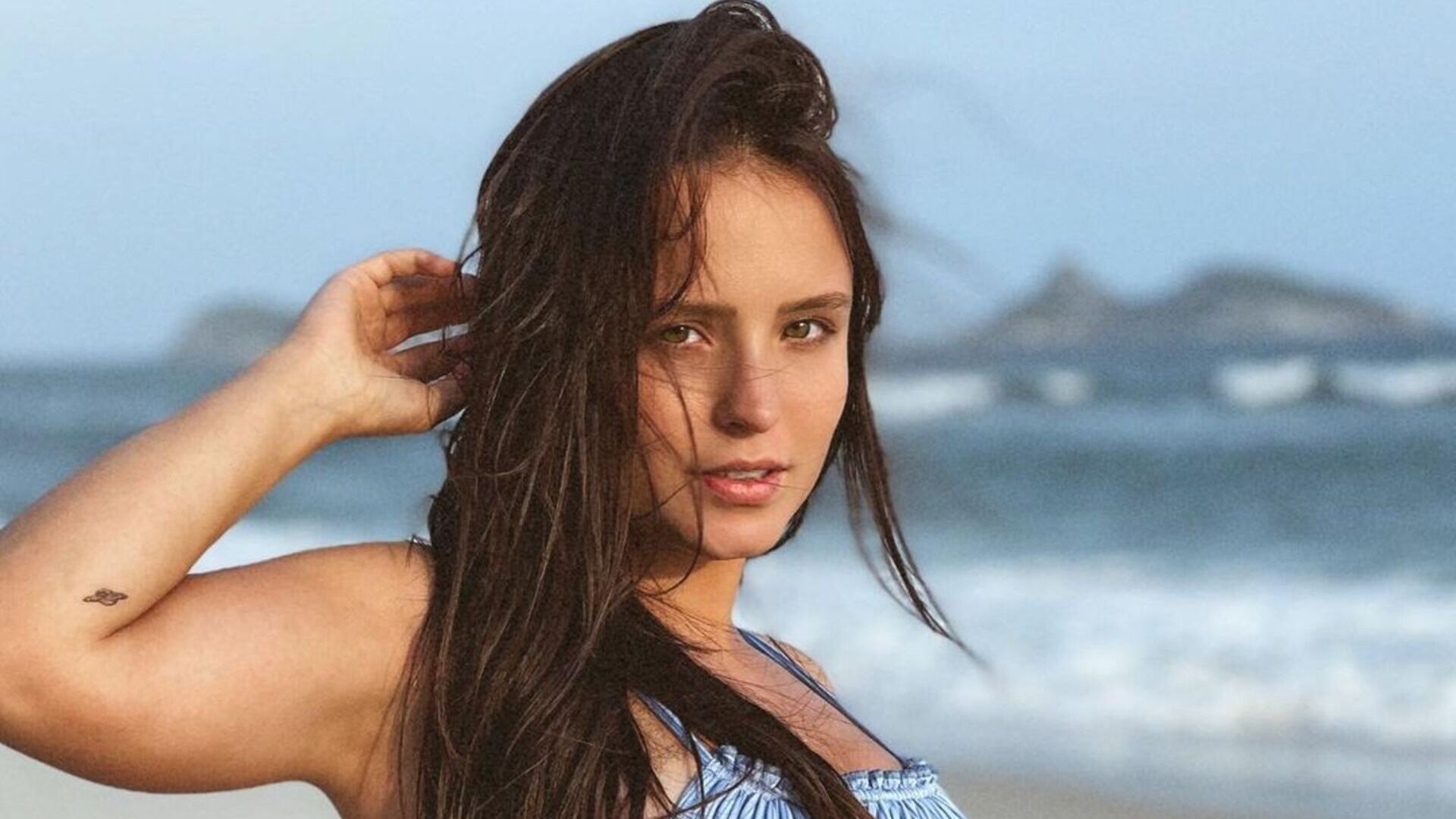 Com o namorado, Larissa Manoela surge em clima de romance em cachoeira