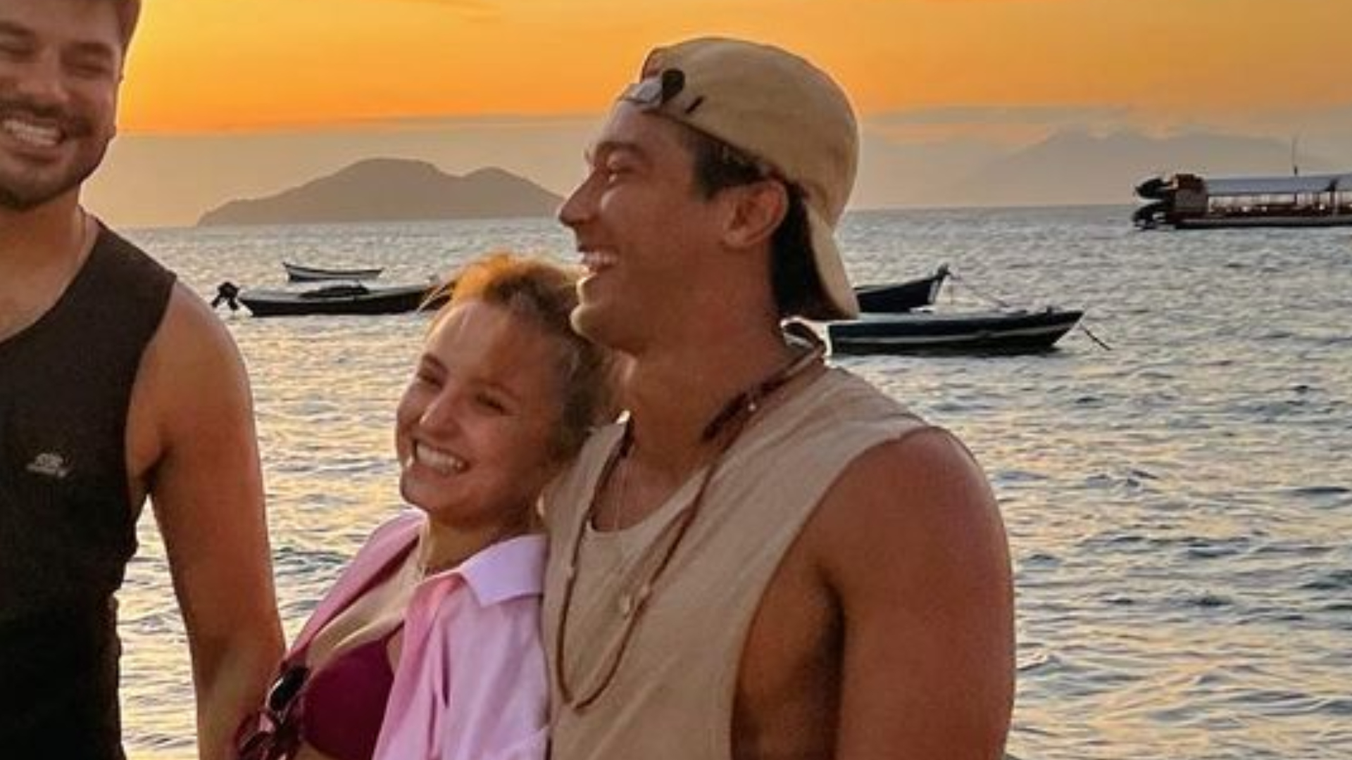 Larissa Manoela divide fotos românticas com o namorado diante do pôr-do-sol