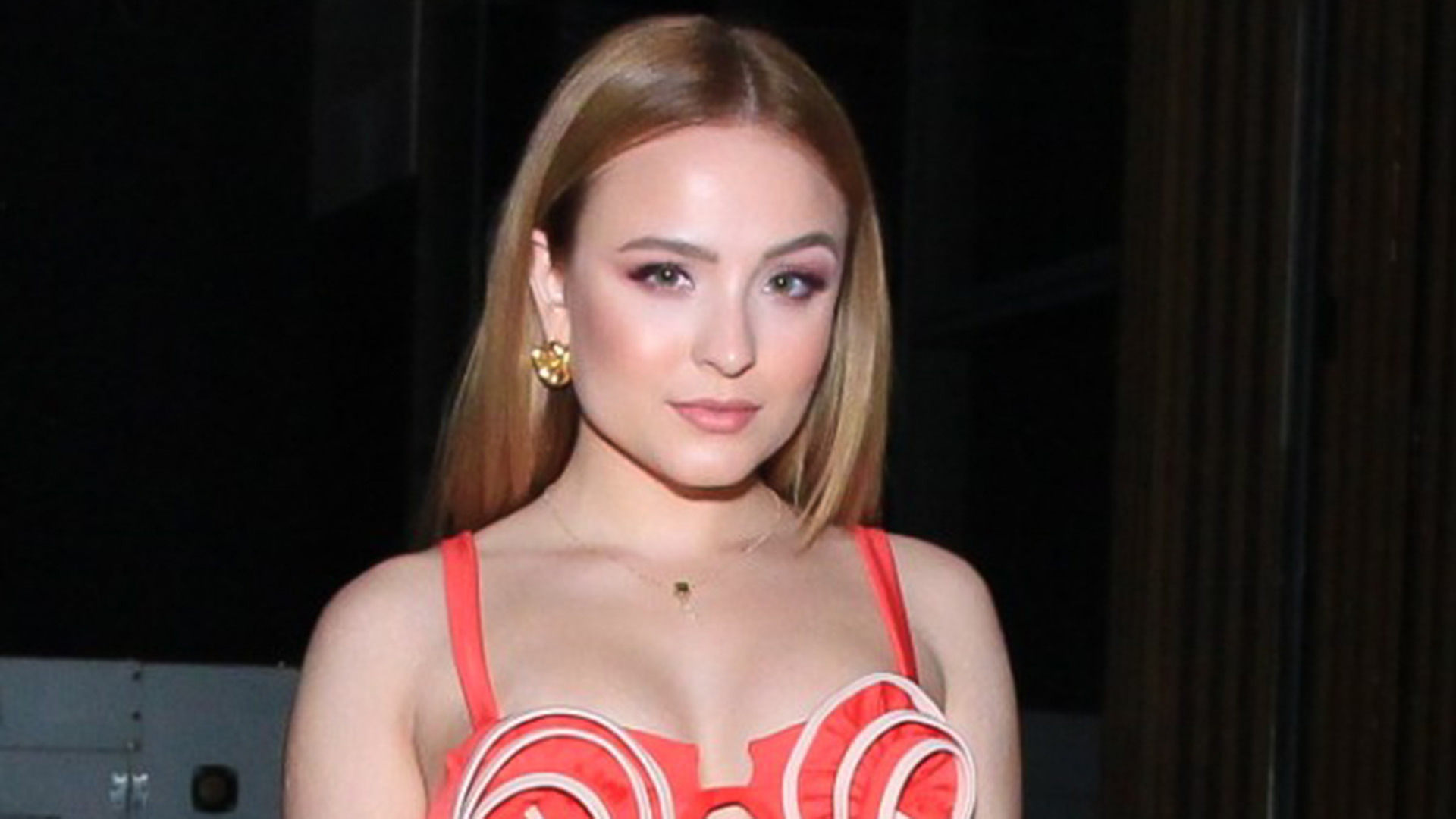 Larissa Manoela exibe a cinturinha fina ao usar top estiloso