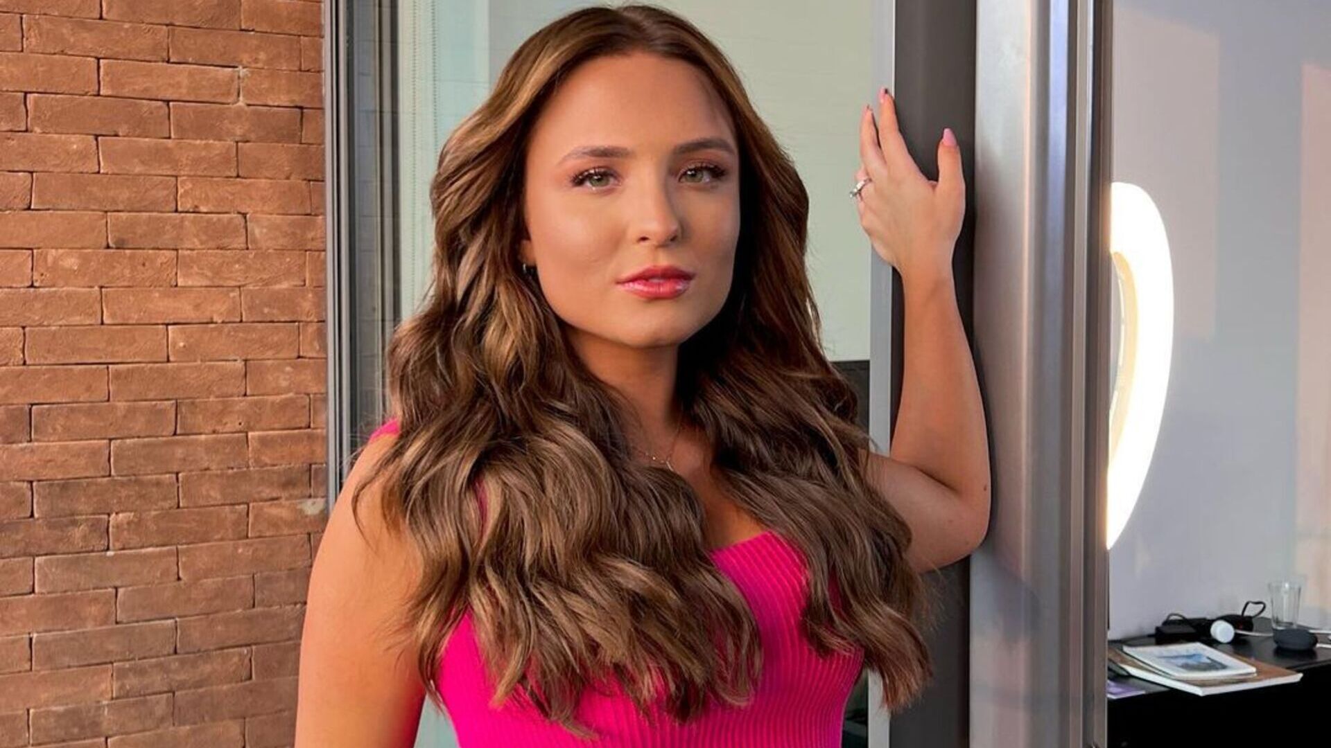 De top e calça colada, Larissa Manoela exibe curvas perfeitas em look nada discreto
