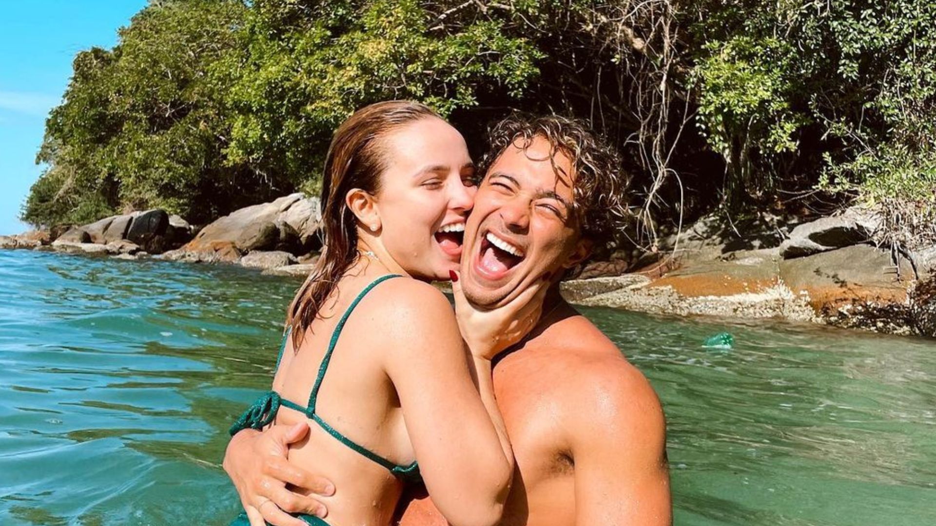 Larissa Manoela abre álbum de fotos de viagem para Angra dos Reis ao lado do namorado, André Luiz: “Replay”