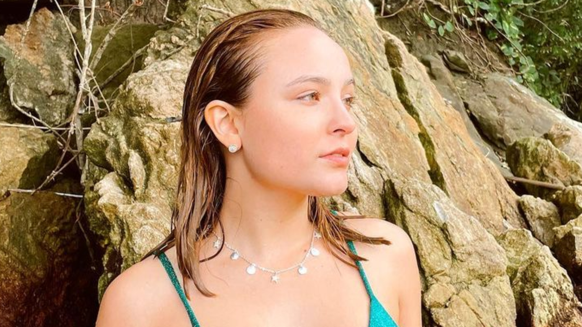 Larissa Manoela curte dia ensolarado na praia com o namorado: ”Paz”