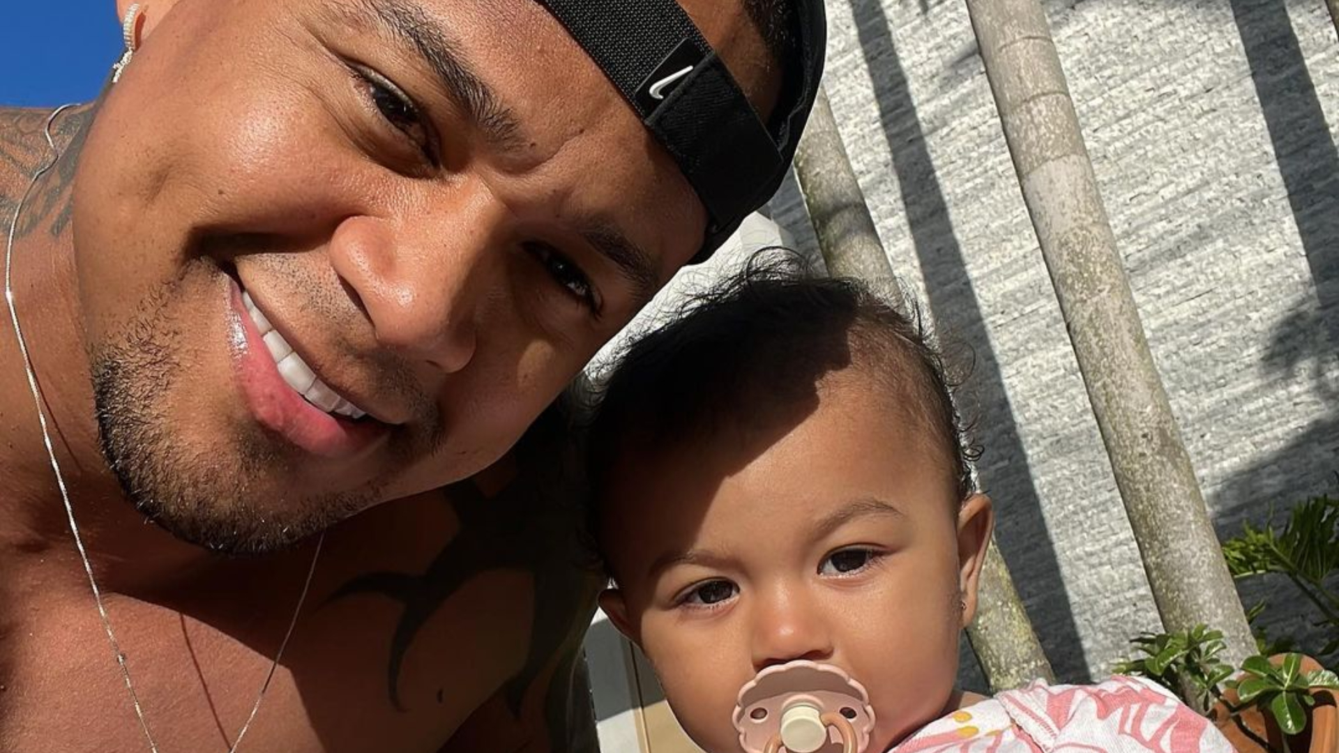 Léo Santana ganha carinho da filha, Liz, e brinca: ”O verdadeiro morde e assopra”
