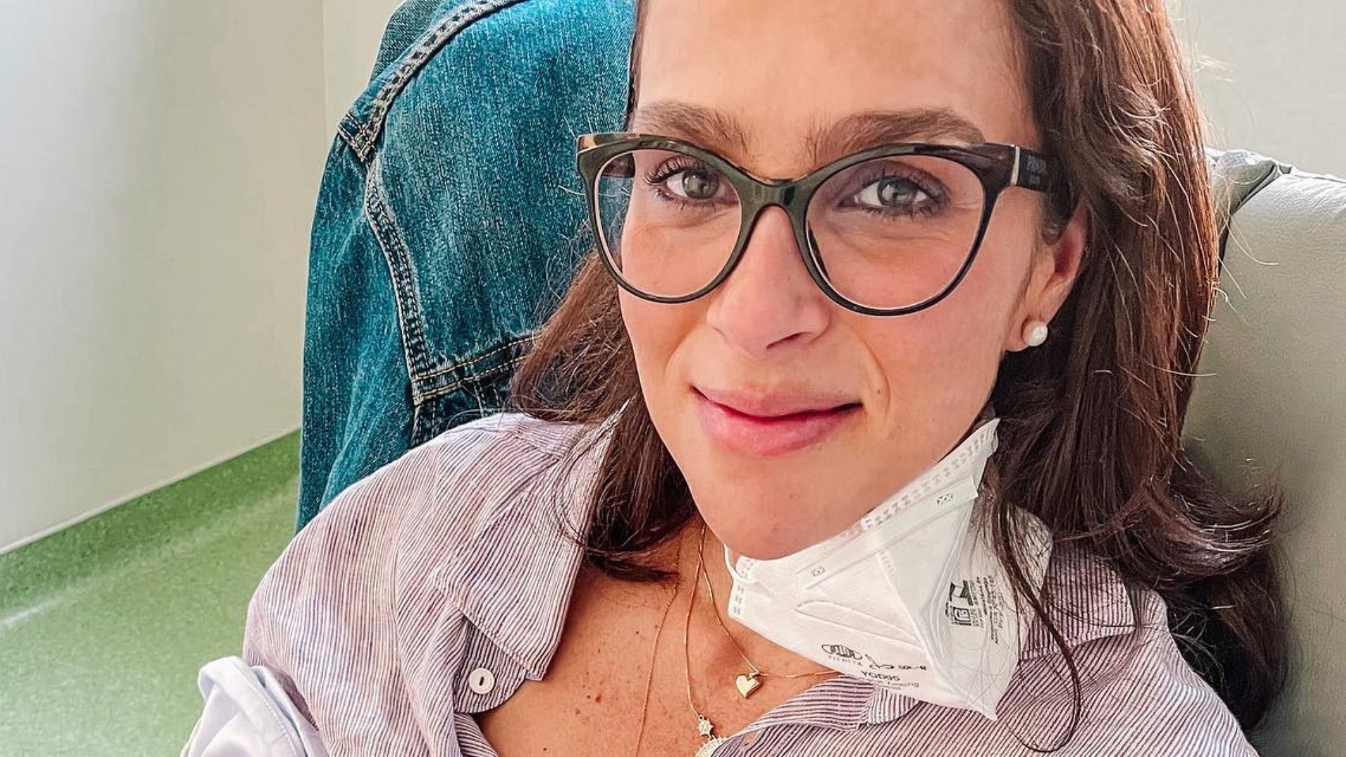 No hospital, mulher de Juliano Cazarré mostra a filha tomando banho de sol