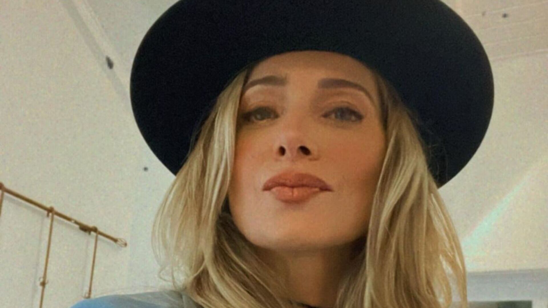 Aos 49 anos, Letícia Spiller faz charme na piscina de maiô vermelho: ”Maravilhosa”
