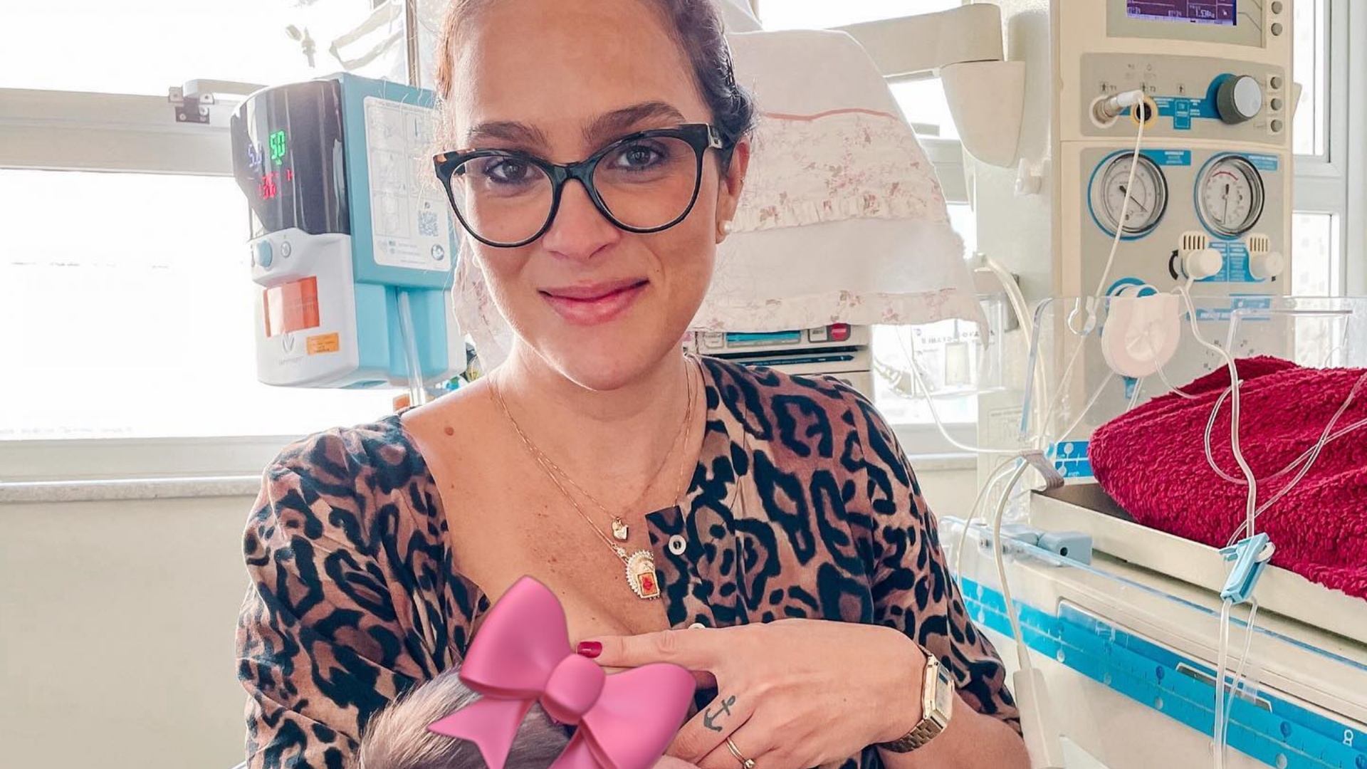 “Mais um dia de nós duas na UTI”, diz Leticia Cazarré ao surgir com a filha