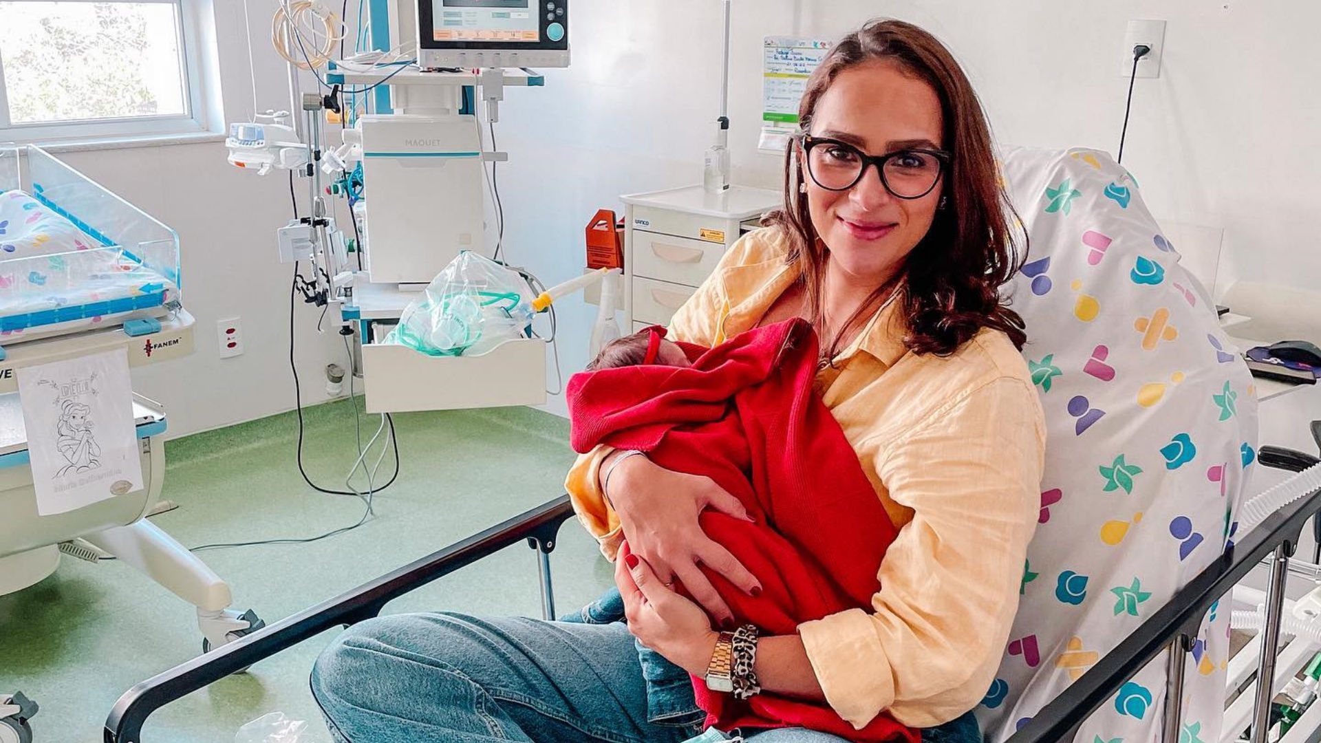 Mulher de Juliano Cazarré faz agradecimento após a filha deixar a UTI: “Grande dia”
