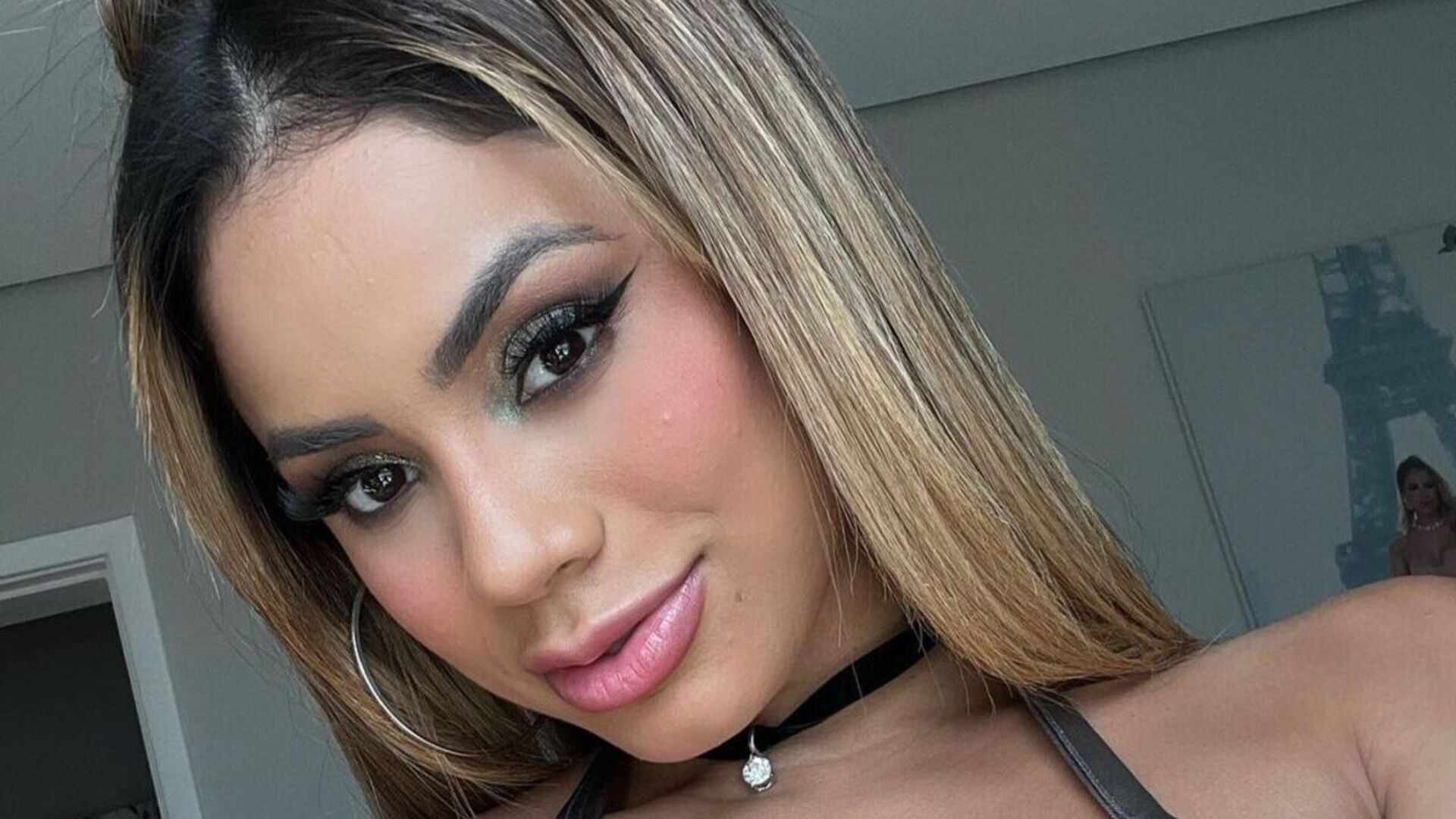 De body fio-dental, Lexa posa de costas e rouba a cena com bumbum turbinado