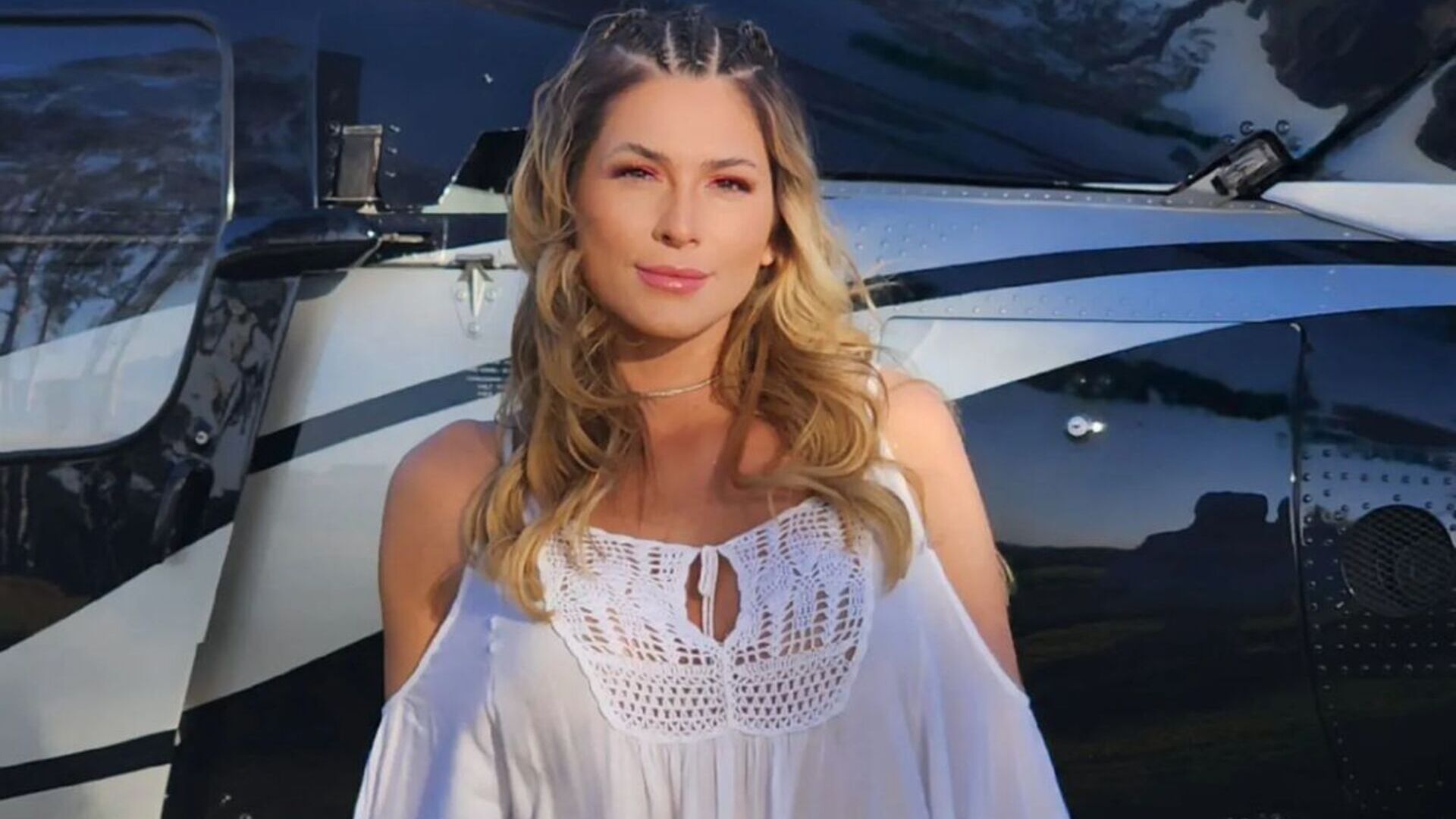 Fazendo topless, Lívia Andrade exibe bumbum empinado em banho de mangueira