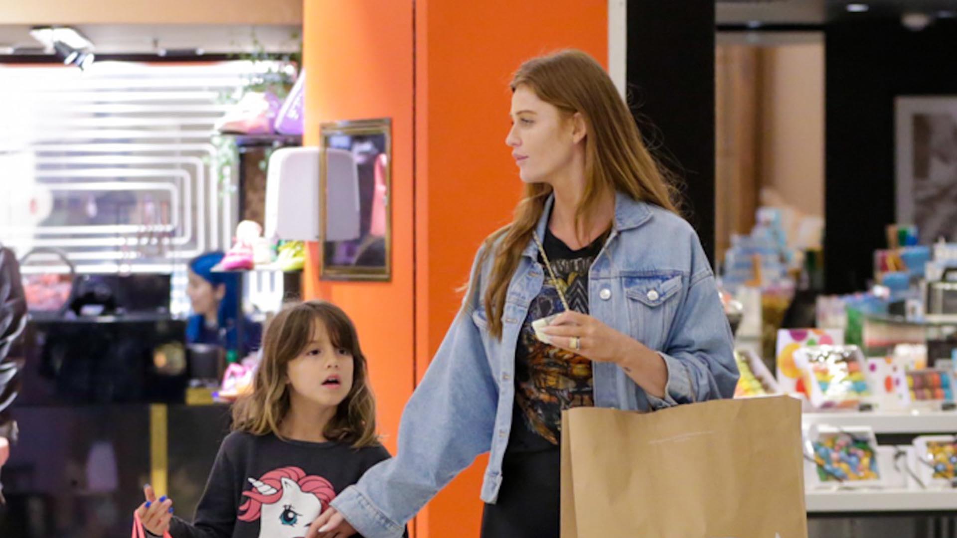 Filha de Luana Piovani e Pedro Scooby curte passeio com a madrasta, Cintia Dicker