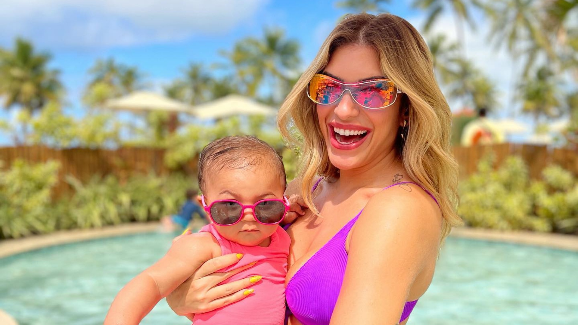 Lorena Improta curte dia na piscina ao lado da filha, Liz